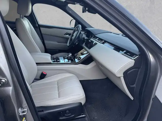 Land Rover Range Rover Velar view 3