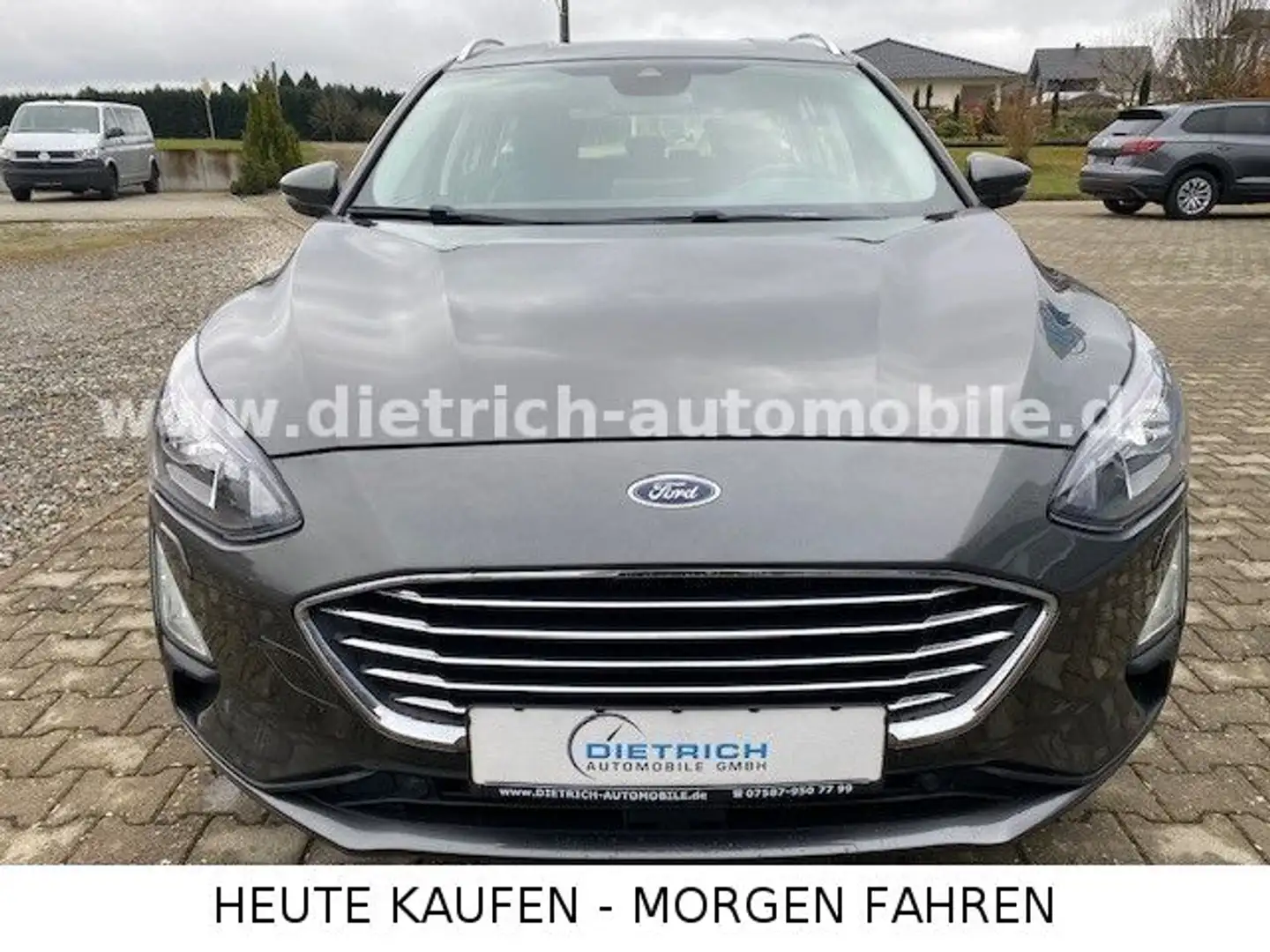 Ford Focus Turnier 1,5 TDi Titanium SHZ AHK PDC ALU Grijs - 2