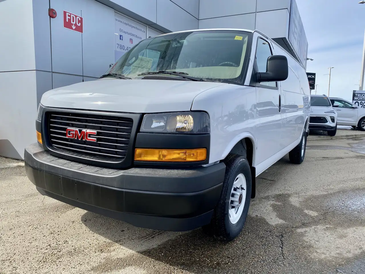 GMC Savana снимка GMC Savana