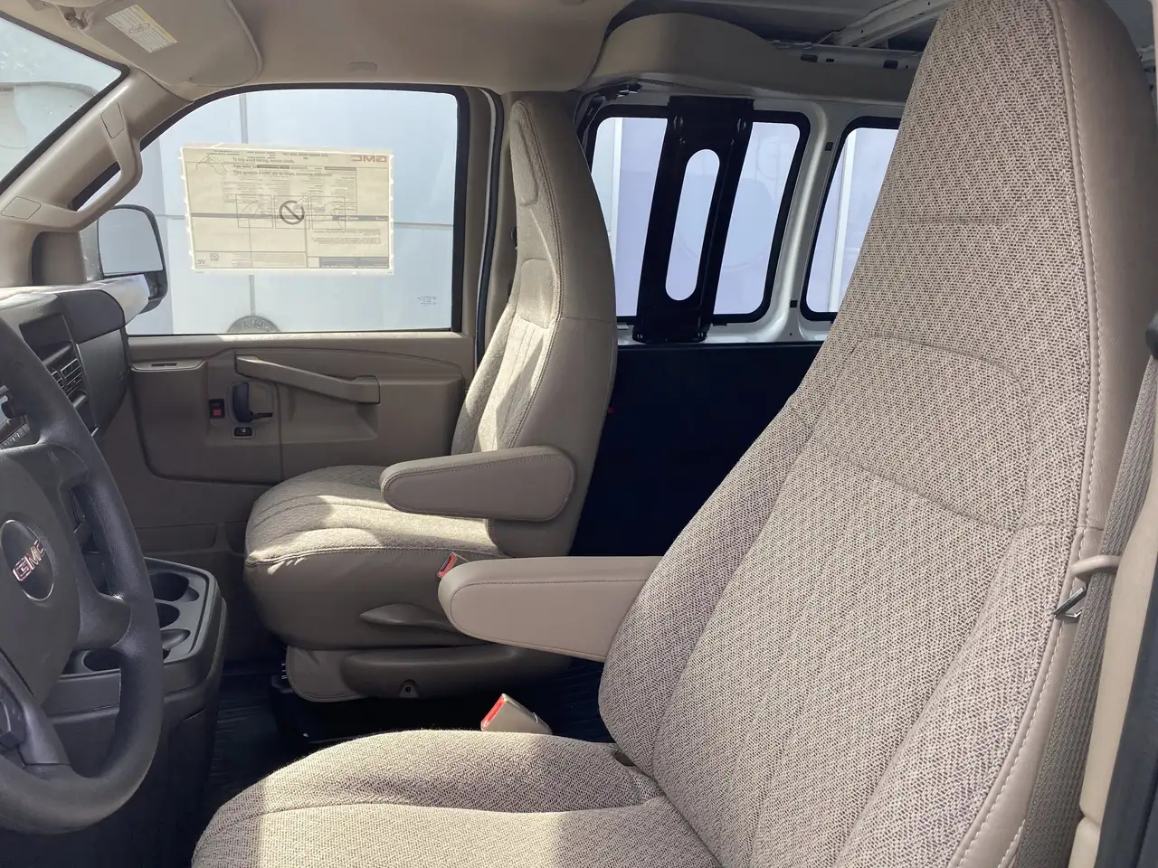 GMC Savana снимка GMC Savana