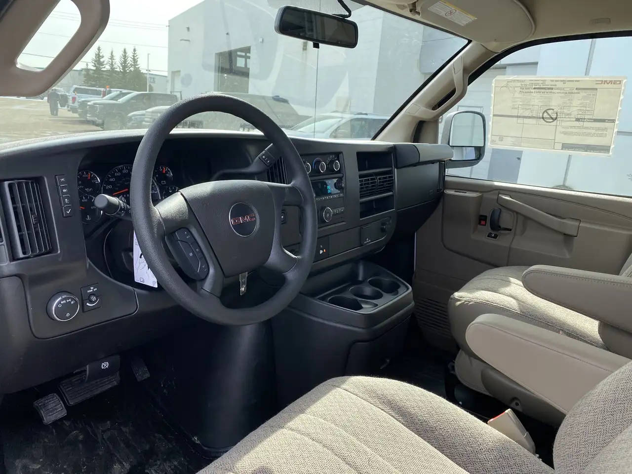 GMC Savana снимка GMC Savana