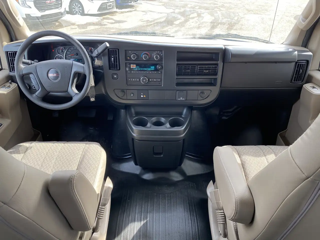 GMC Savana снимка GMC Savana