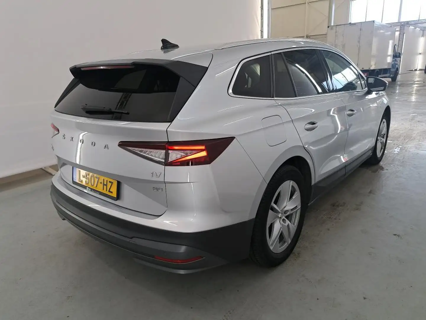 Skoda Enyaq iV 80 LEER SOH 95% 77 KW DEALER OND 1 EIG Grijs - 2