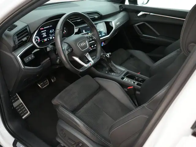 Audi Q3 view 3