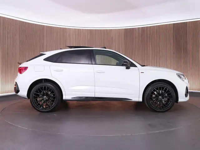 Audi Q3 view 12