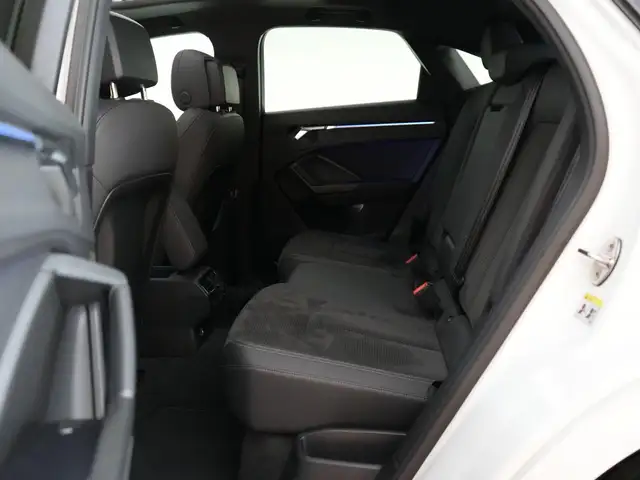 Audi Q3 view 8