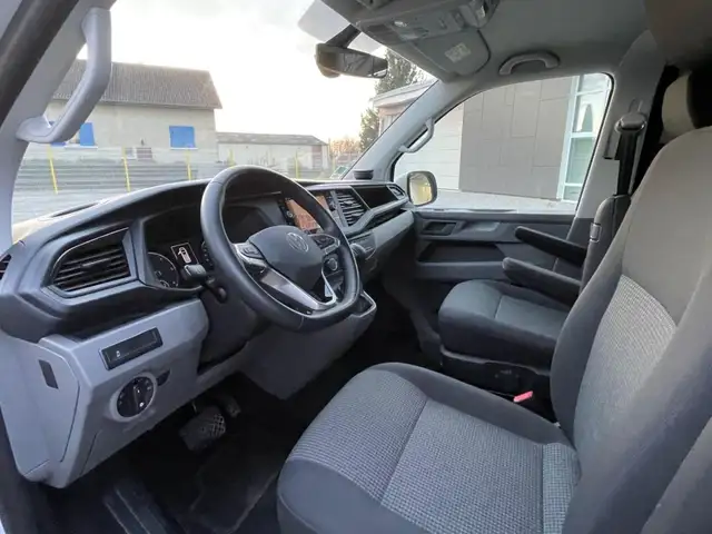 Volkswagen Transporter view 8