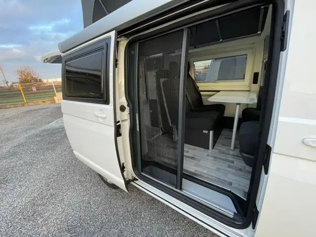 Volkswagen Transporter view 15