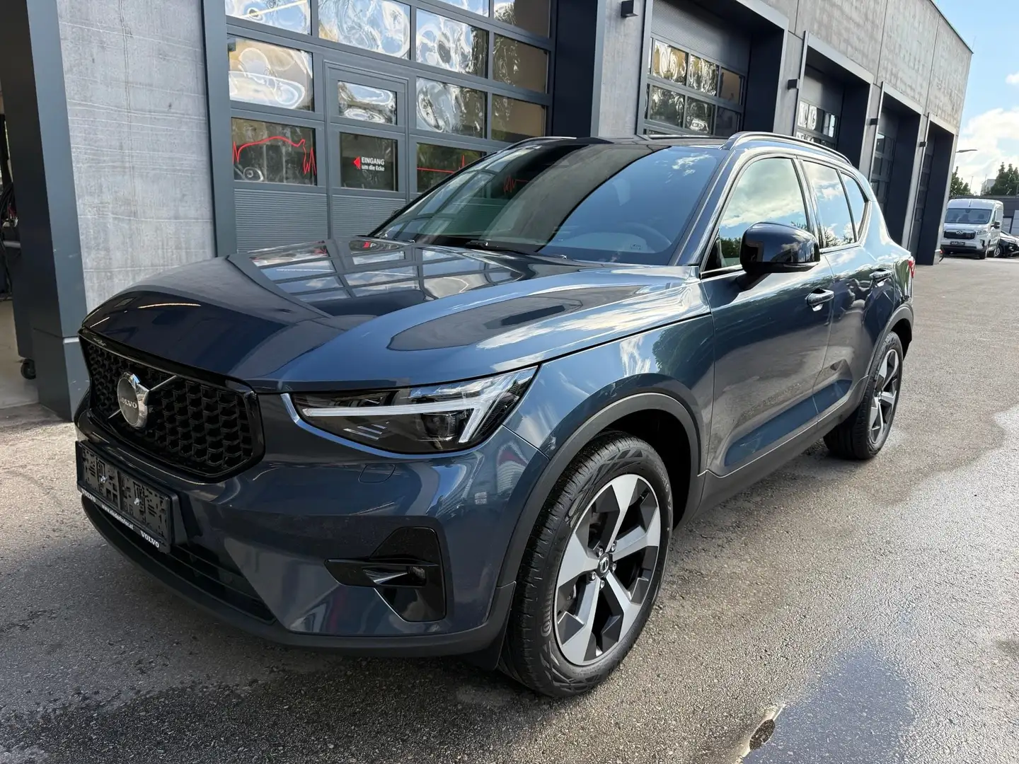 Volvo XC40 Plus Dark 2WD Blau - 1