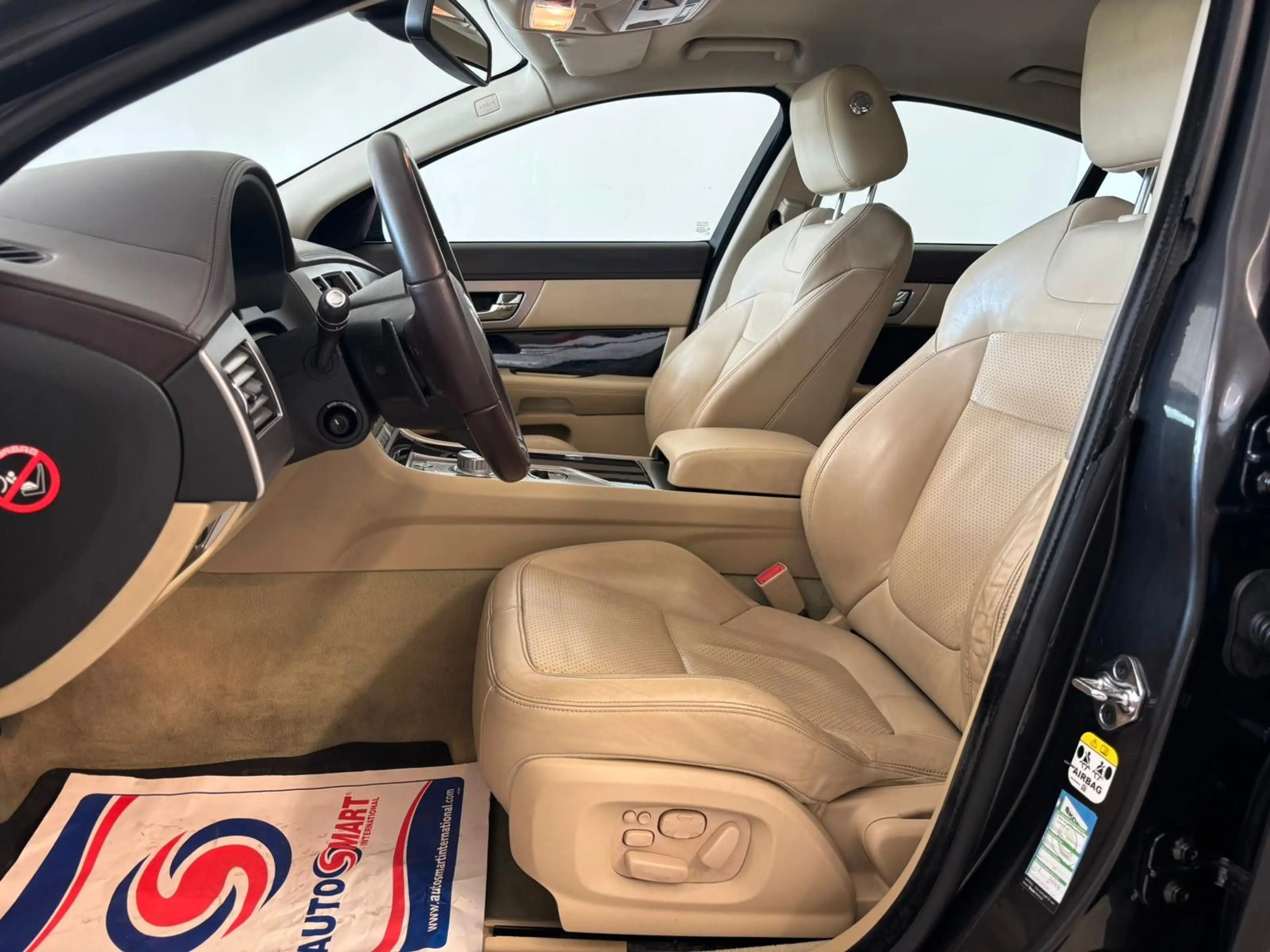 Jaguar XF 3.0 V6 Diesel Premium Luxury — photo 10