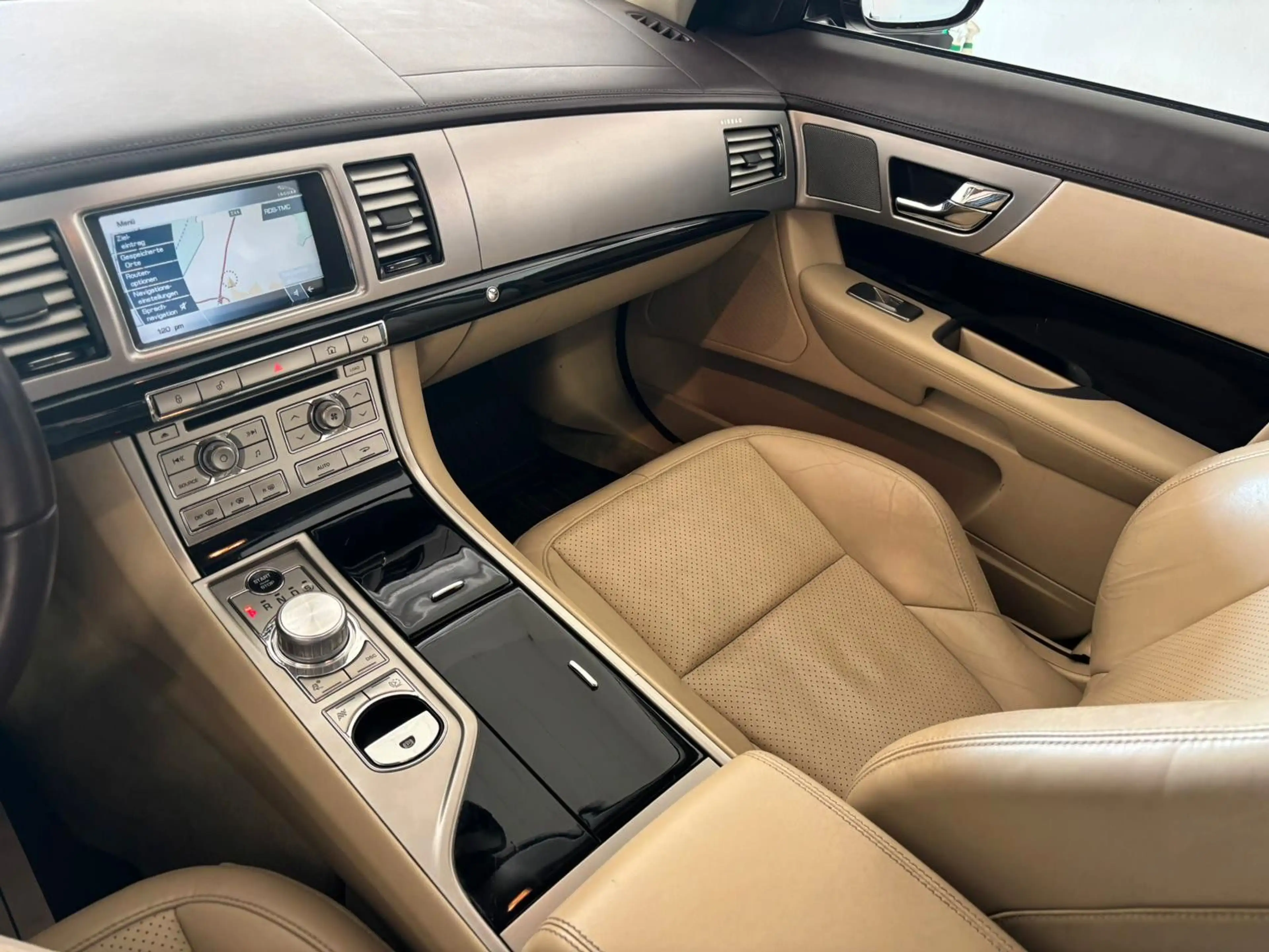 Jaguar XF 3.0 V6 Diesel Premium Luxury — photo 9