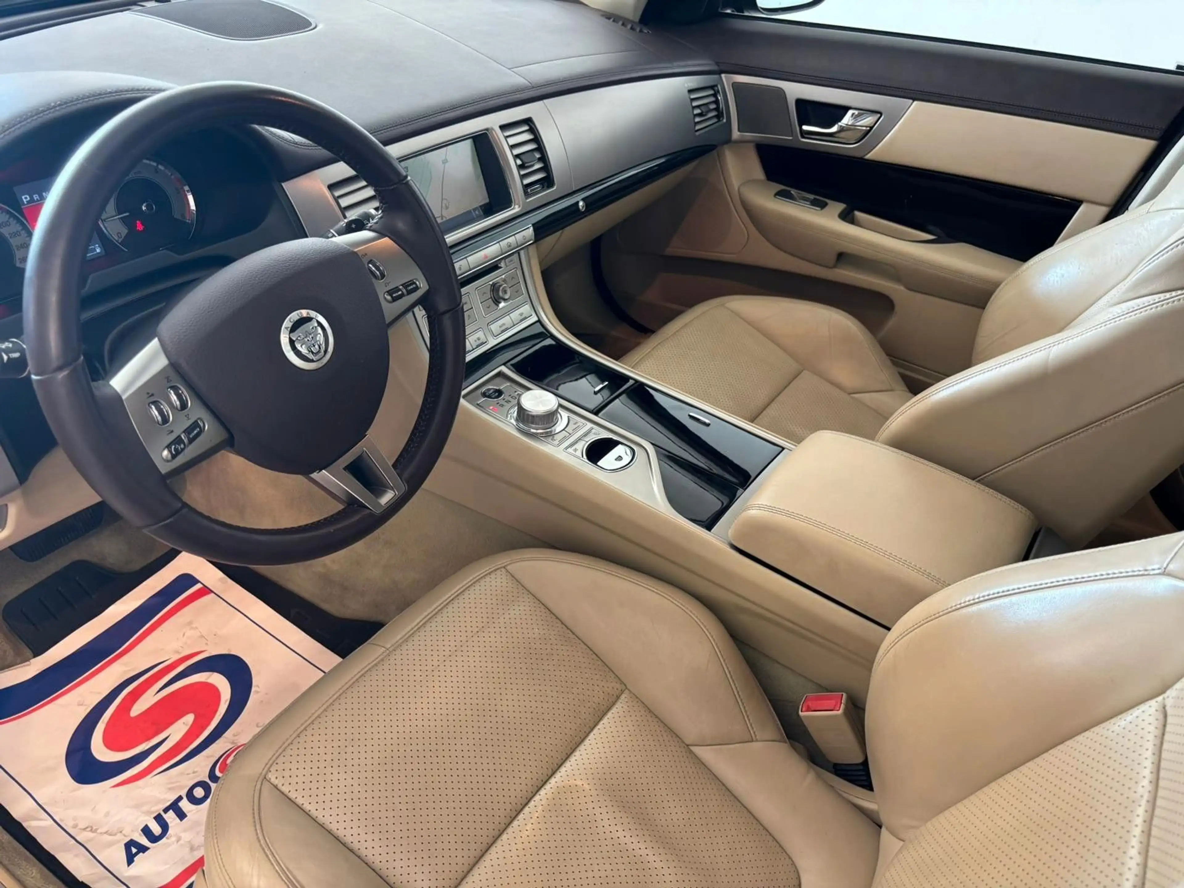 Jaguar XF 3.0 V6 Diesel Premium Luxury — photo 8