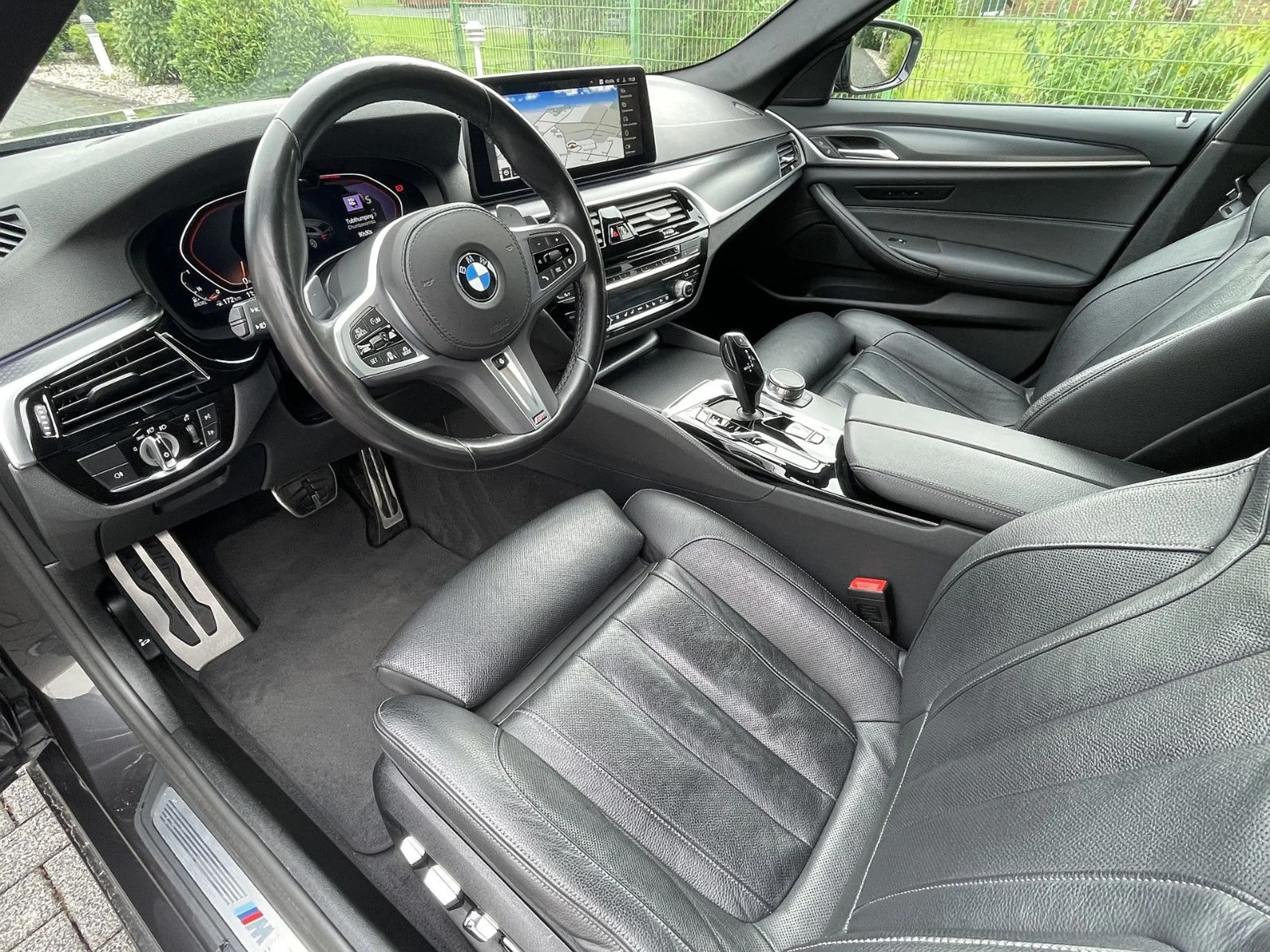 BMW 520 xdA M Sport KOMFS*SITZBLFT*PANO*AHK*LASER*HUD — photo 12