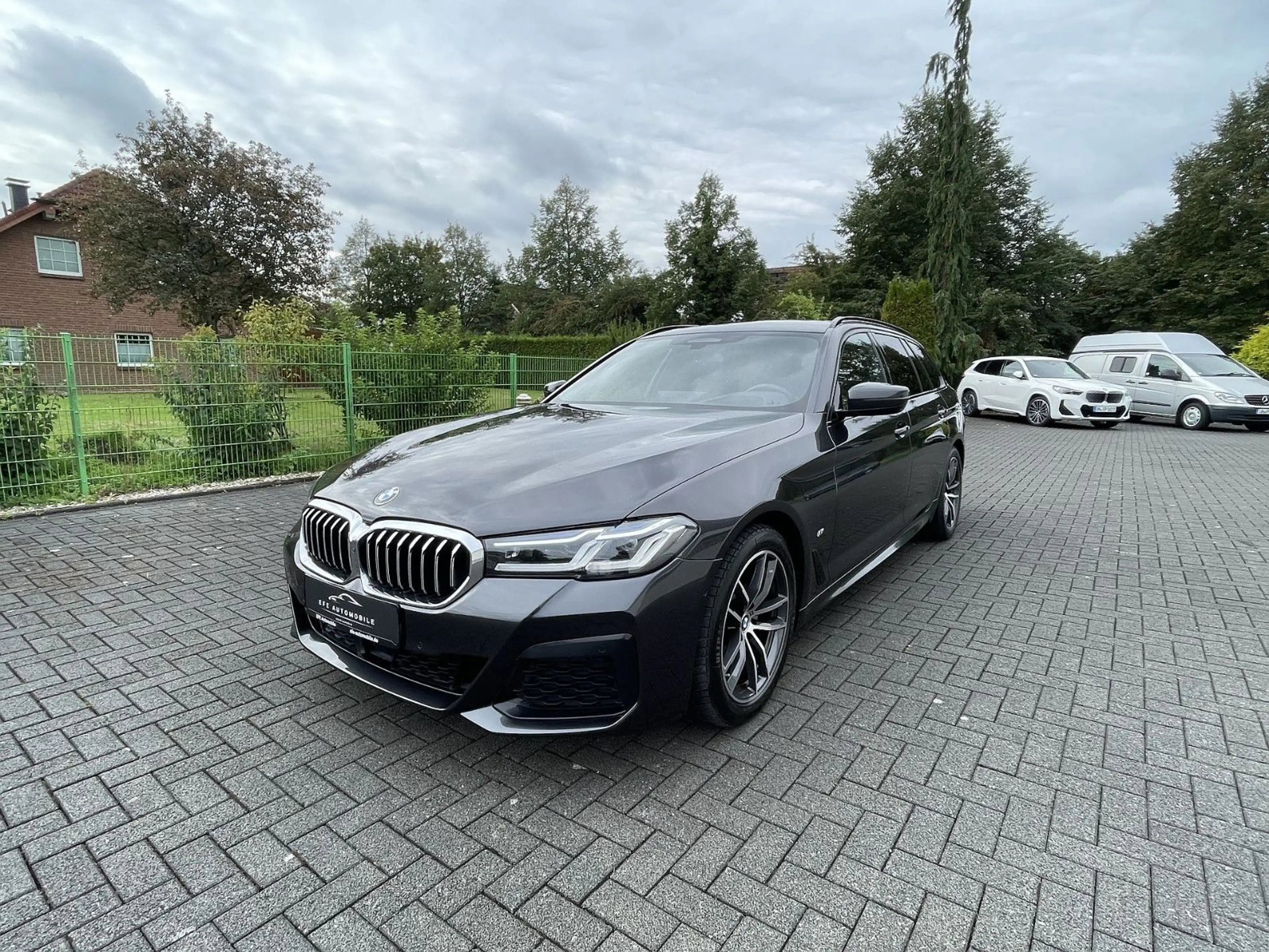 BMW 520 xdA M Sport KOMFS*SITZBLFT*PANO*AHK*LASER*HUD