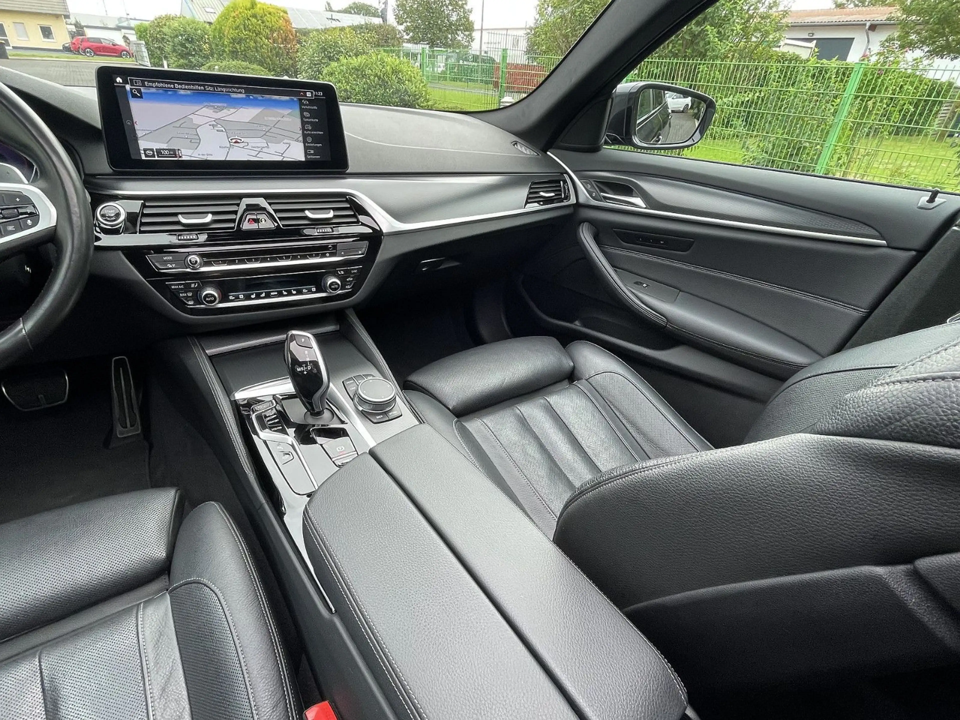 BMW 520 xdA M Sport KOMFS*SITZBLFT*PANO*AHK*LASER*HUD — photo 14