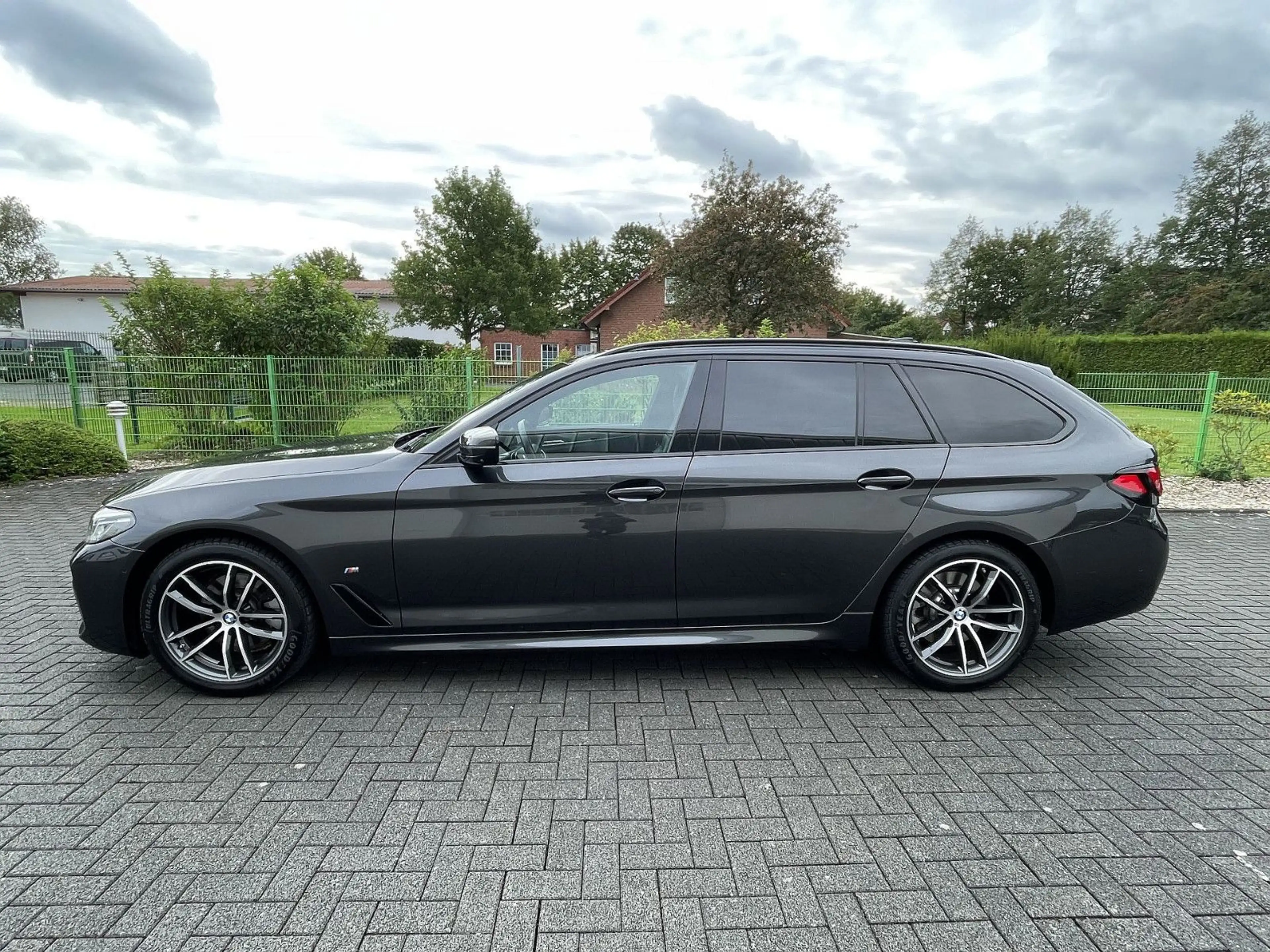 BMW 520 xdA M Sport KOMFS*SITZBLFT*PANO*AHK*LASER*HUD — photo 7