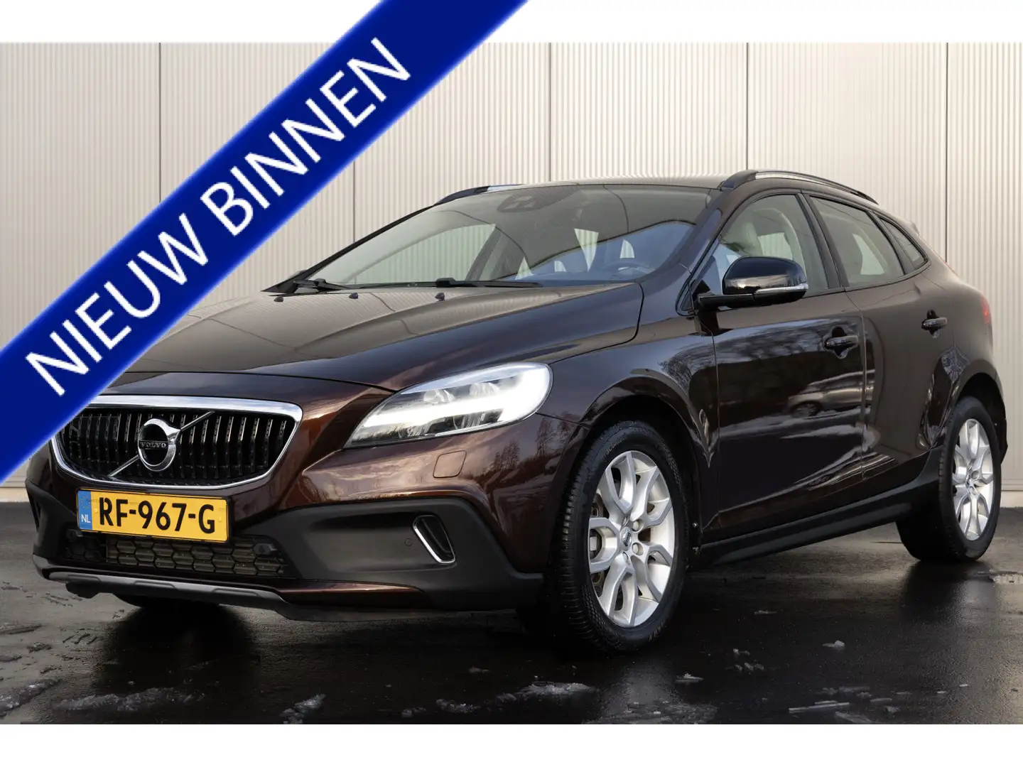 Volvo V40 Cross Country 2.0 T4 AWD Nordic+ | PANO | LEDER Brun - 1