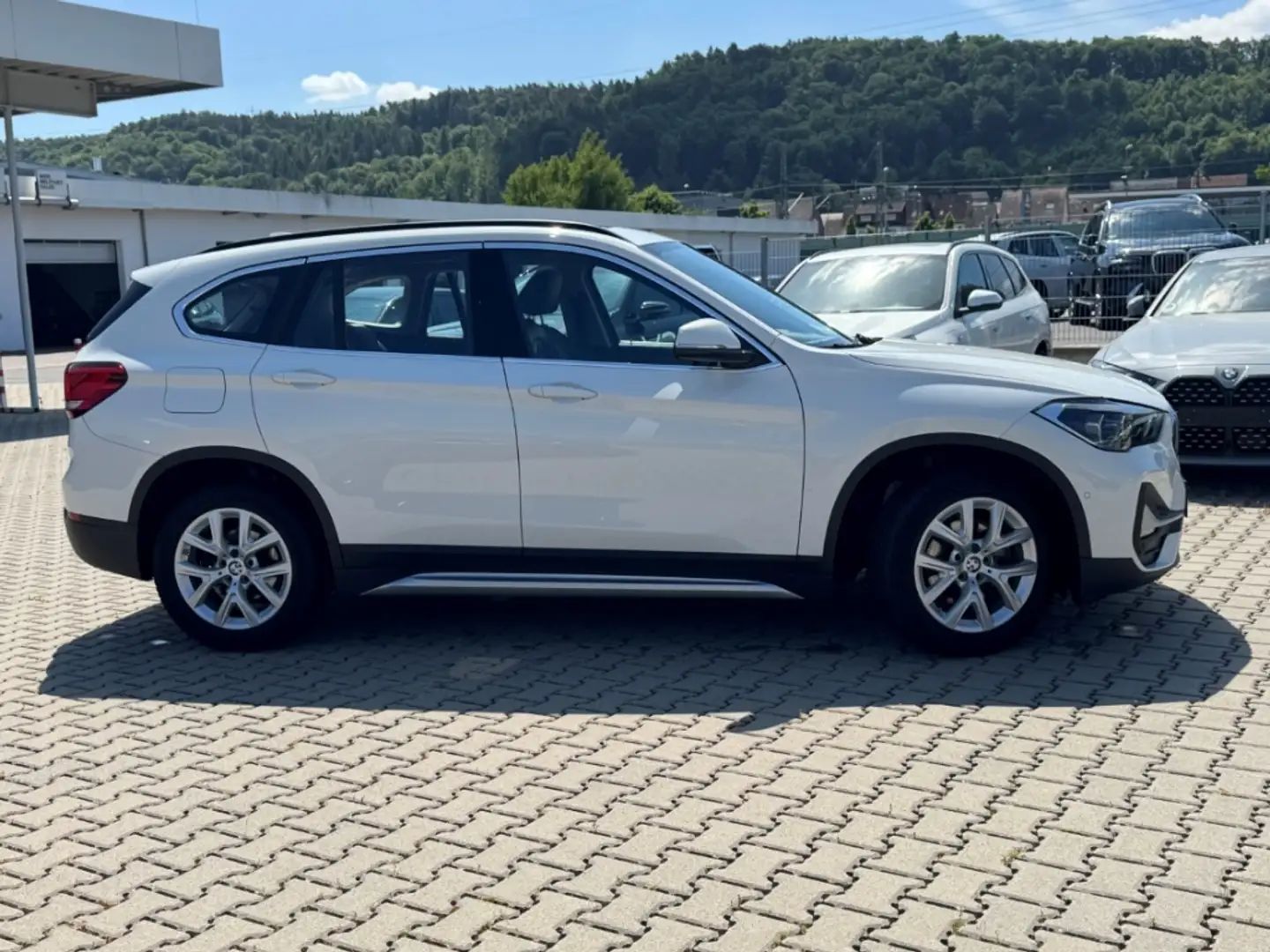 BMW X1 sDrive18i A X-Line AD AHK Pano Navi Leder LED HiFi Weiß - 2