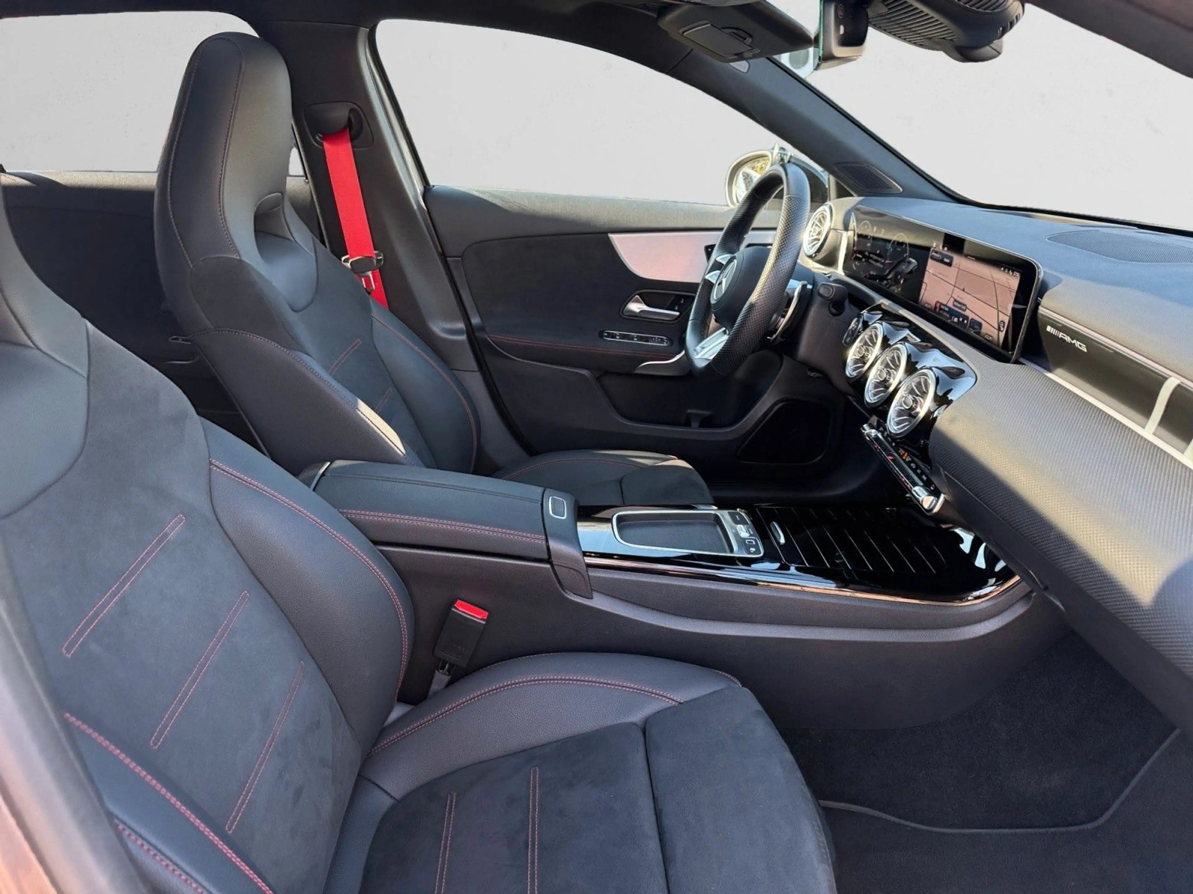 Mercedes-Benz A 35 AMG 4Matic — photo 15