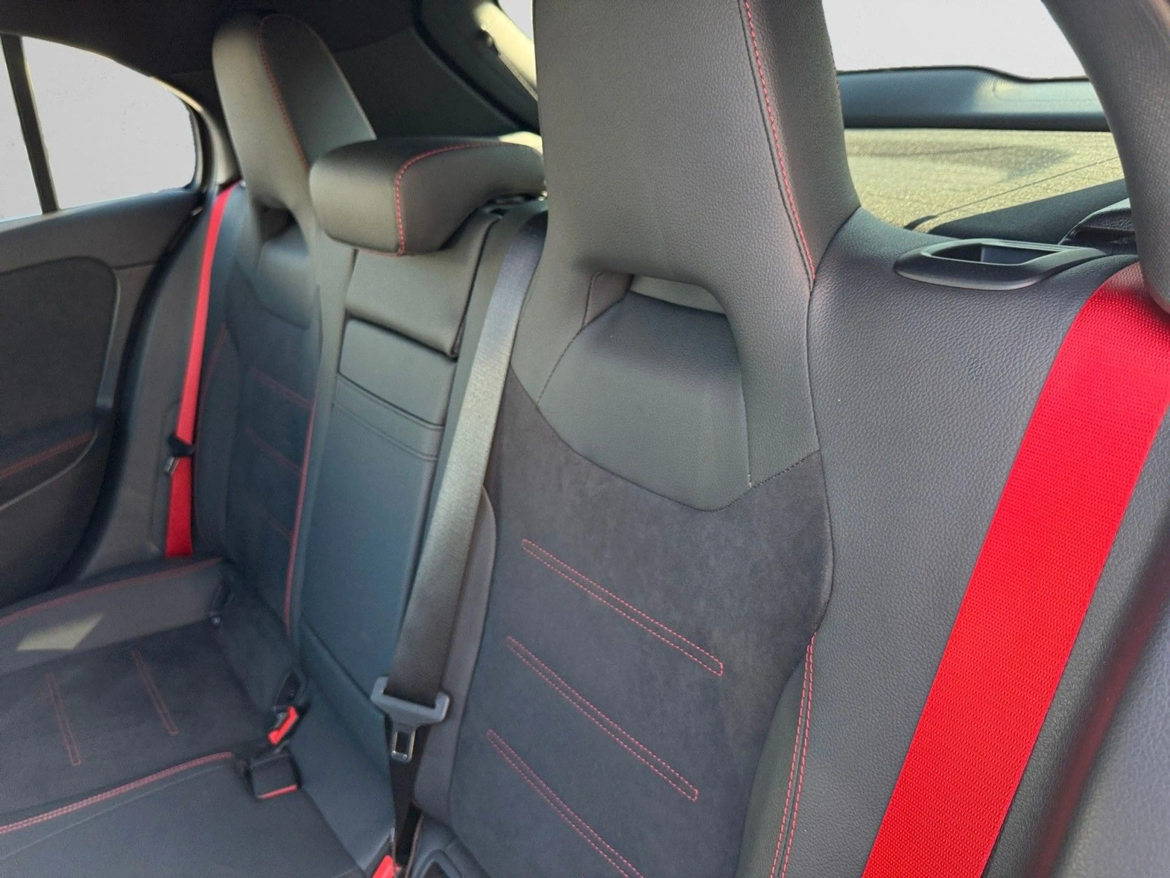 Mercedes-Benz A 35 AMG 4Matic — photo 13