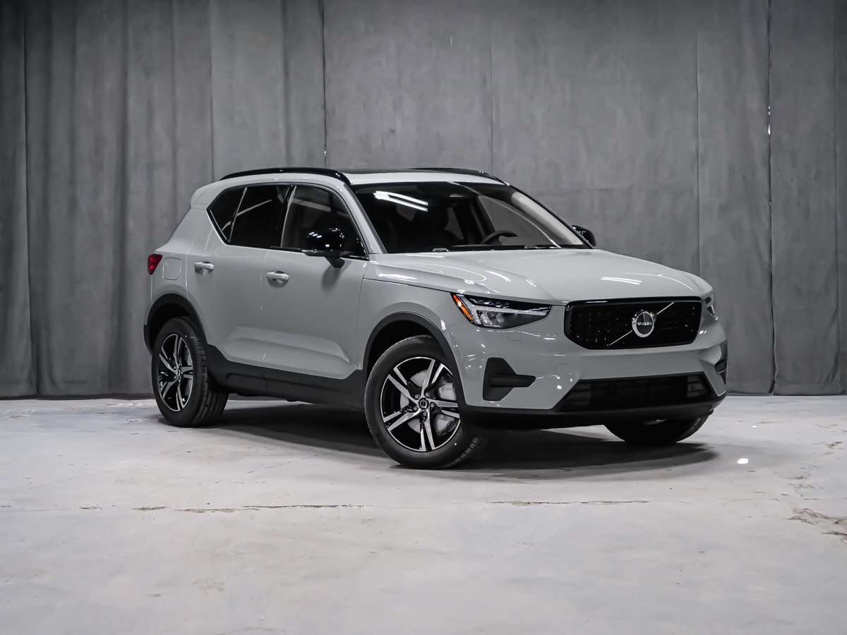 2026 Volvo XC40 Core (Dark Theme) alt 2