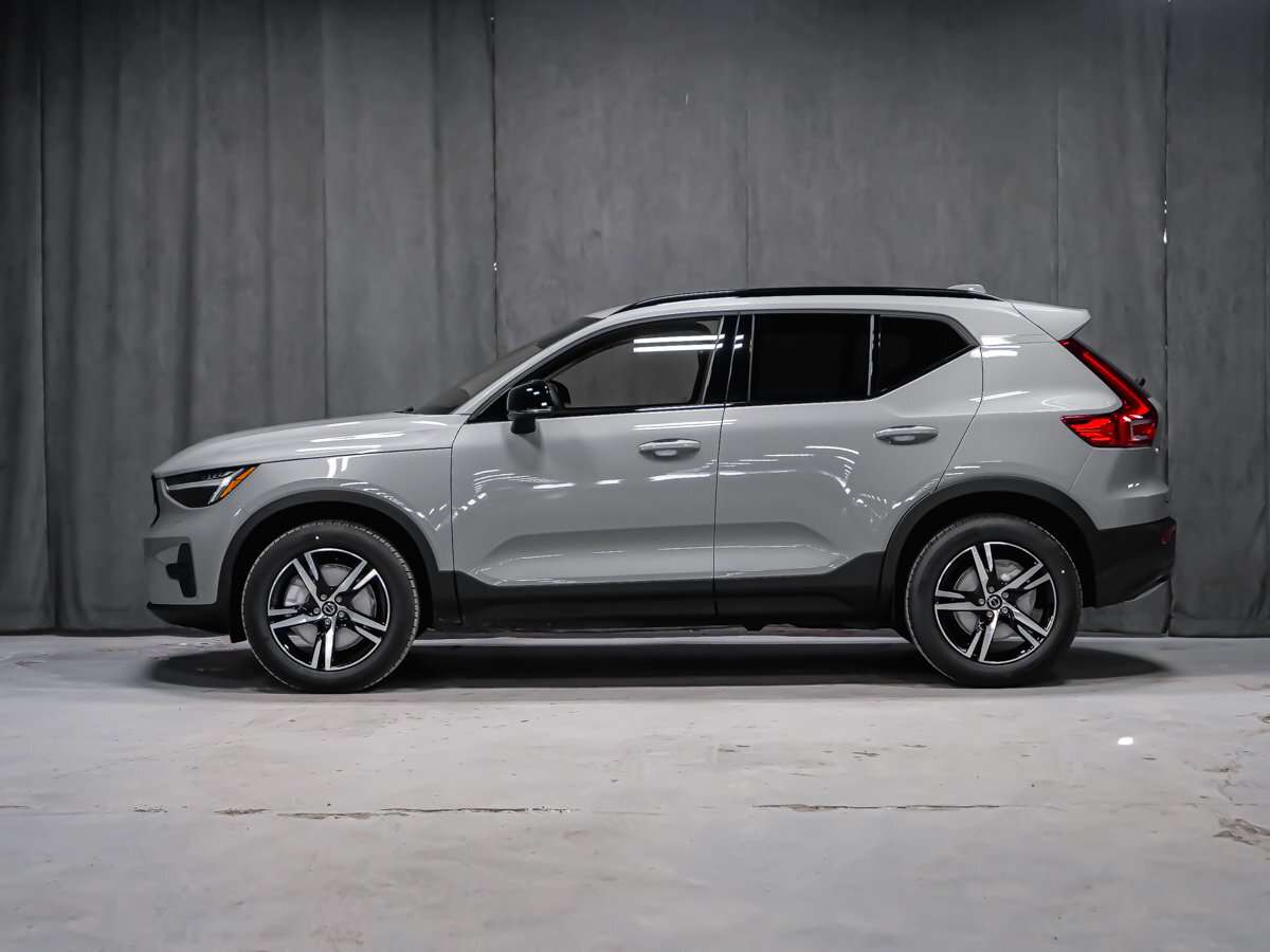 2026 Volvo XC40 Core (Dark Theme) alt 3