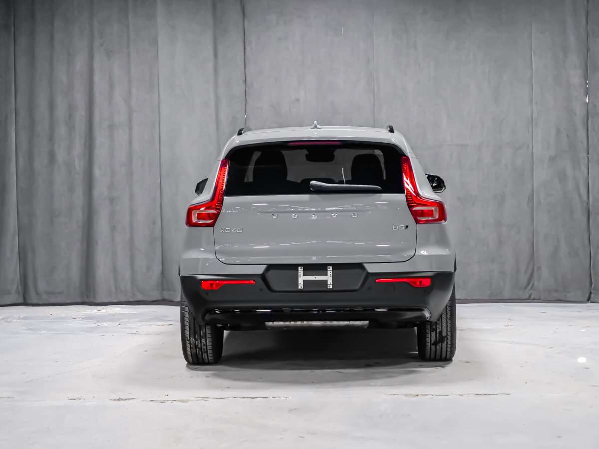 2026 Volvo XC40 Core (Dark Theme) alt 5