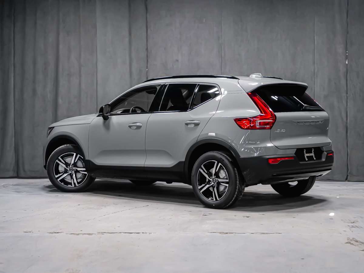 2026 Volvo XC40 Core (Dark Theme) alt 4