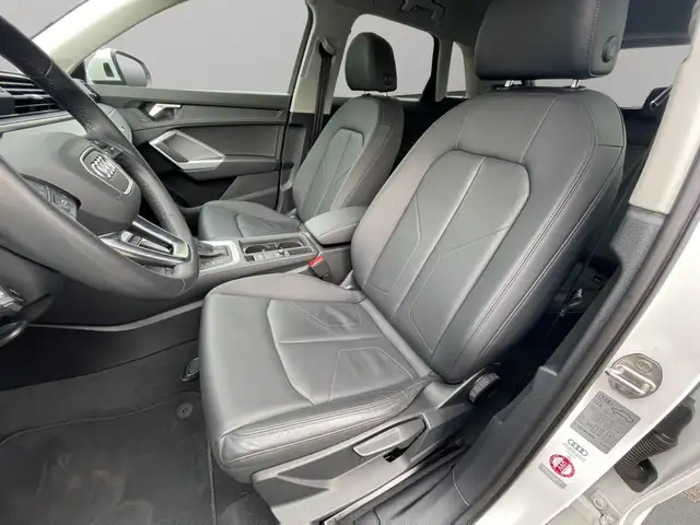 Audi Q3 view 11