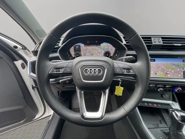 Audi Q3 view 12