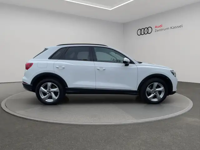 Audi Q3 view 8