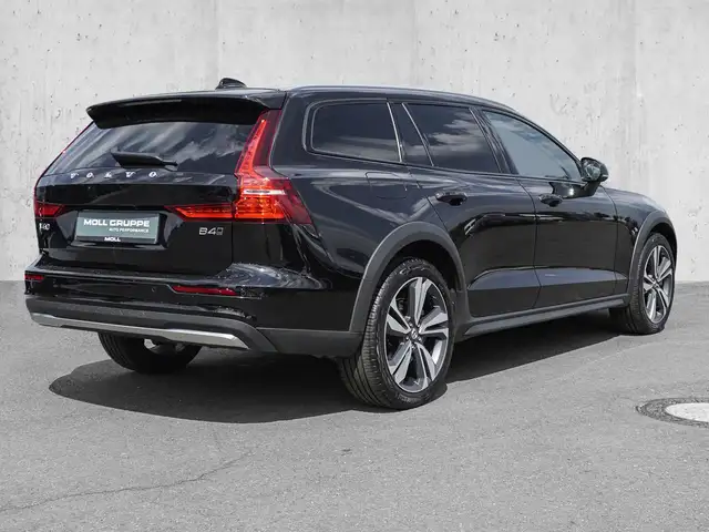 Volvo V60 Cross Country view 4