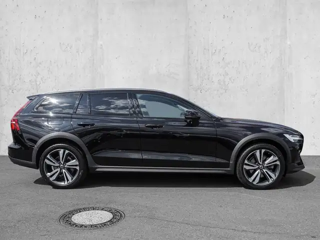 Volvo V60 Cross Country view 5