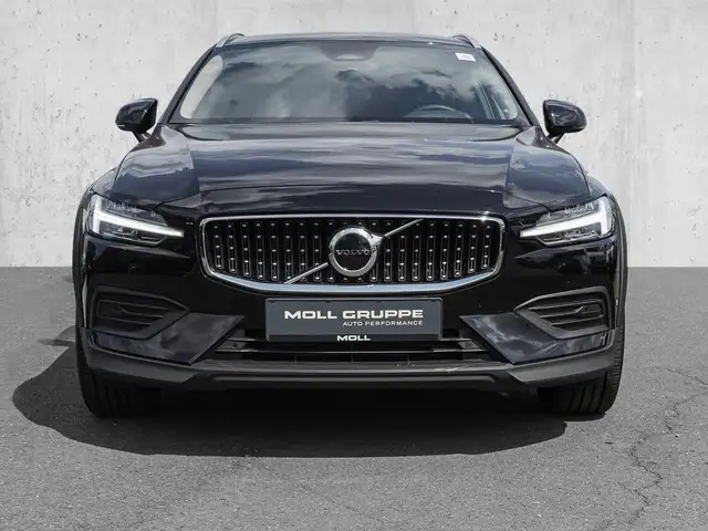Volvo V60 Cross Country view 3
