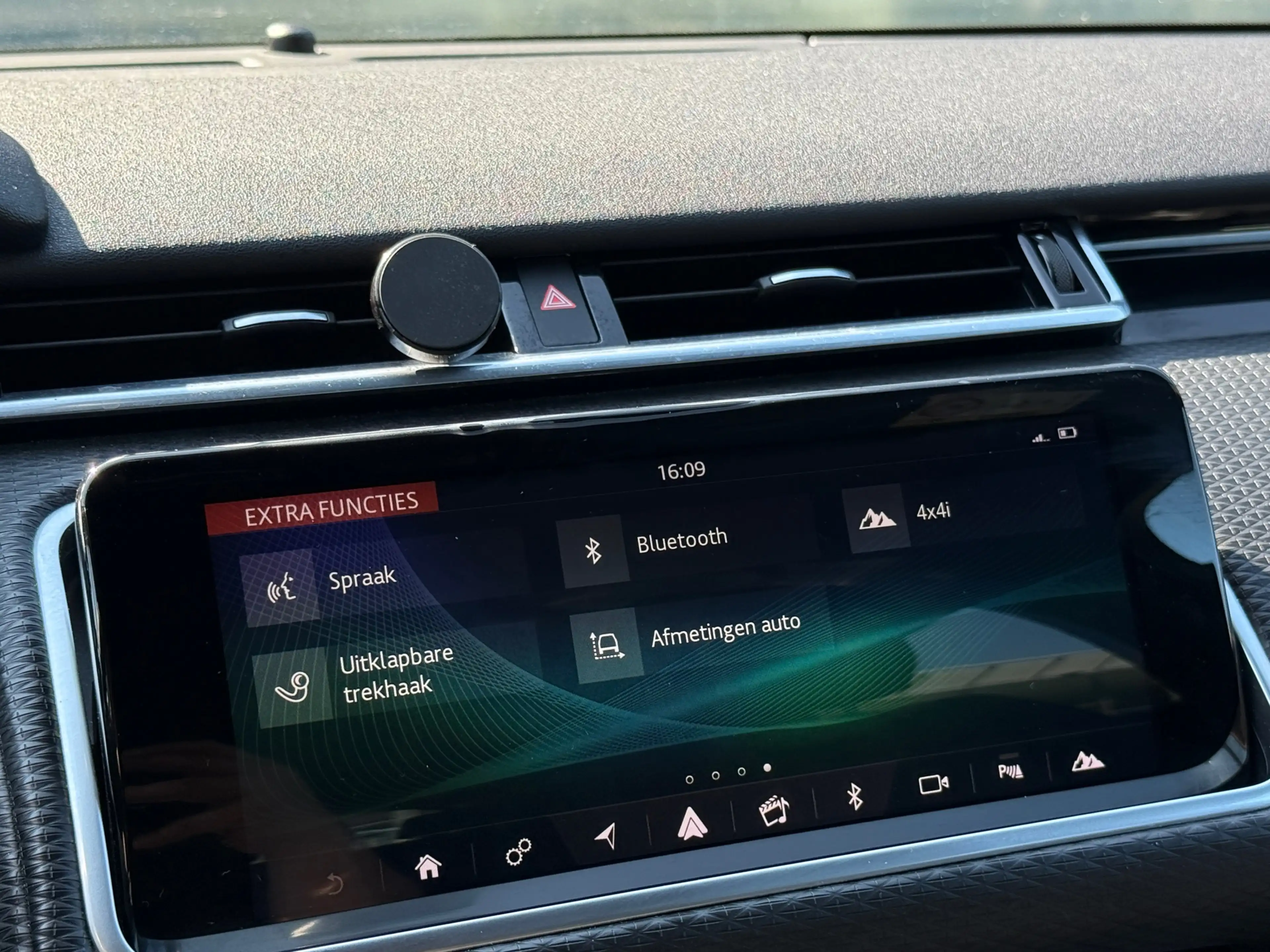 Land Rover Range Rover Velar P300 300pk Turbo AWD HSE R-Dynamic — photo 14