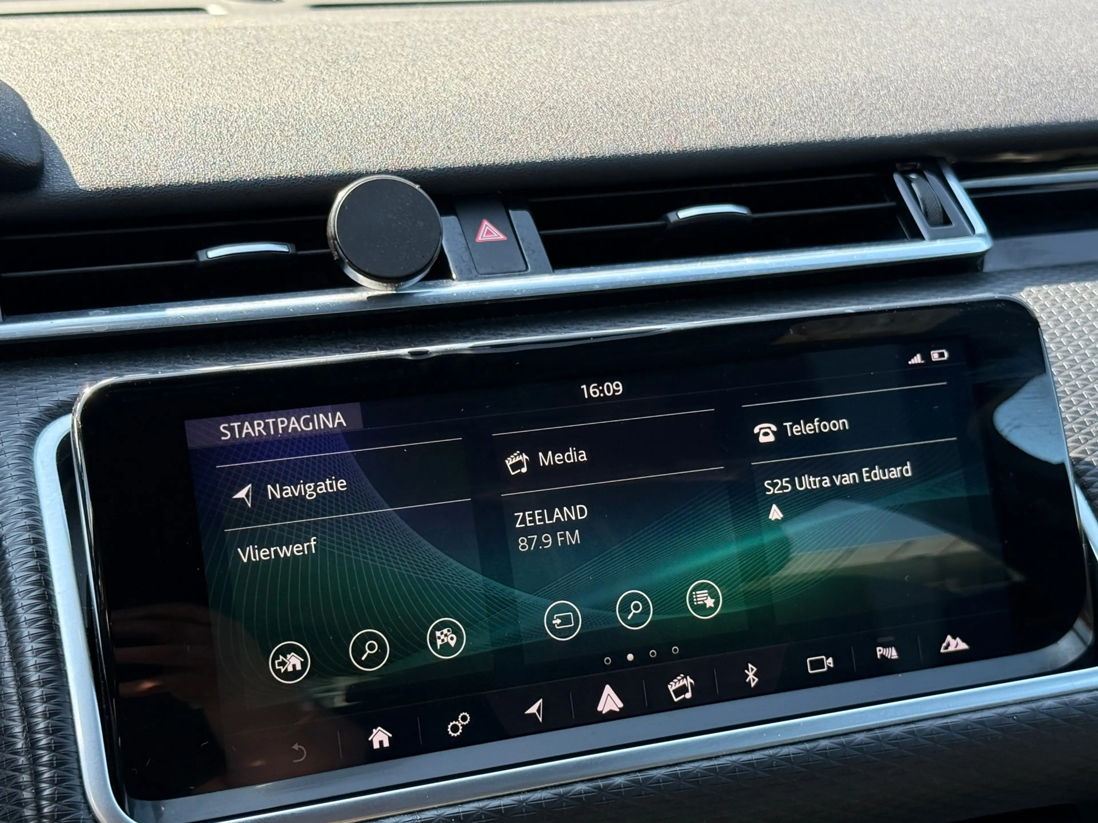Land Rover Range Rover Velar P300 300pk Turbo AWD HSE R-Dynamic — photo 12