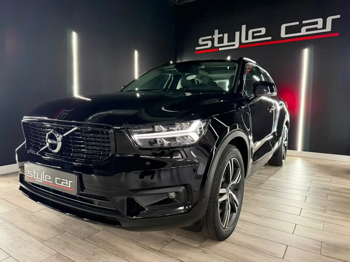 Volvo XC40 1.5 T4 Twin Recharge RDesign Exp Auto Negro - 1