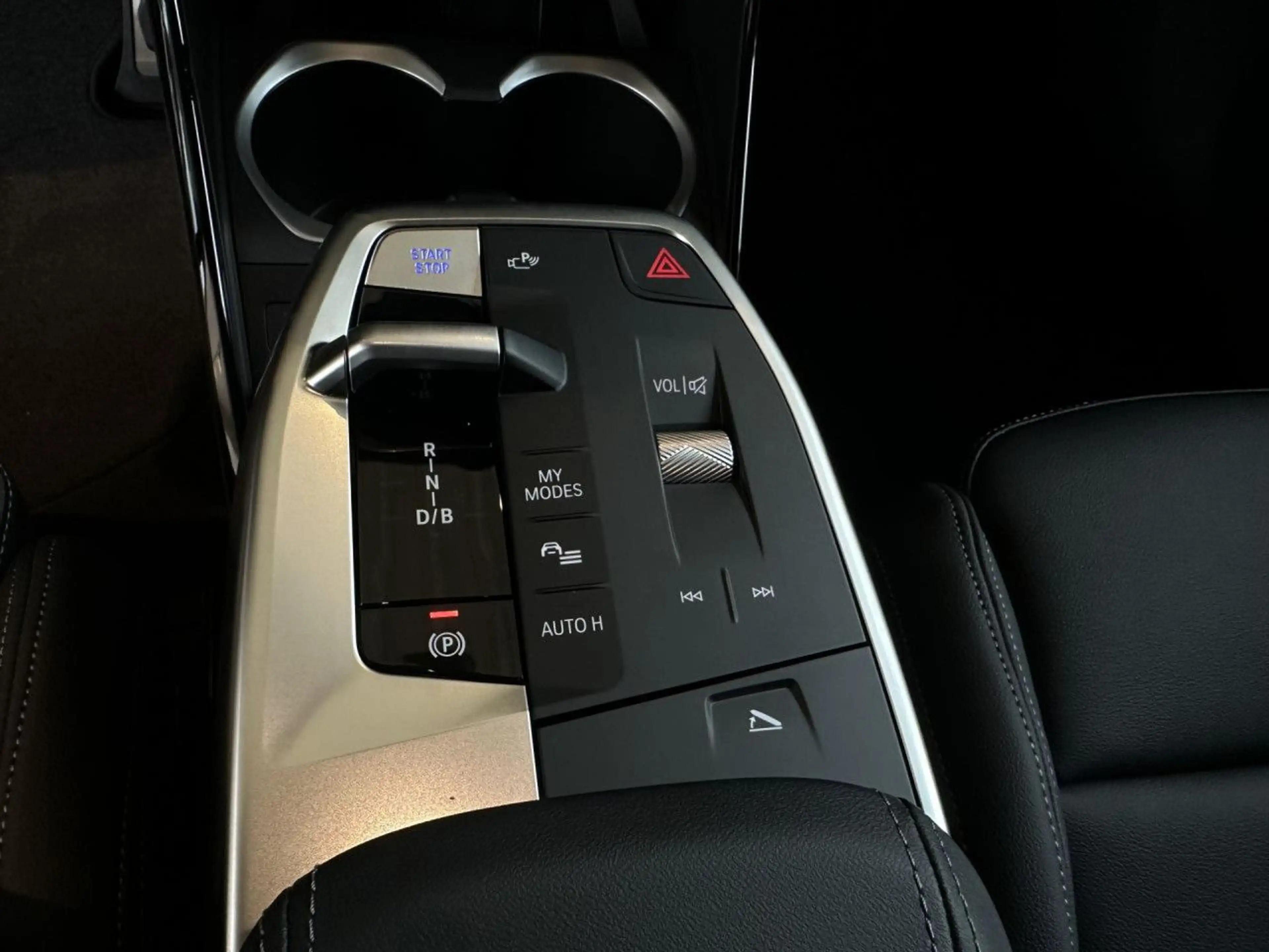 BMW iX2 x30 M Sport Pro Frozen ACC PanoD.SurView 20" — photo 15