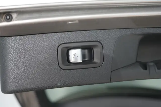 Mercedes-Benz E-Class view 9