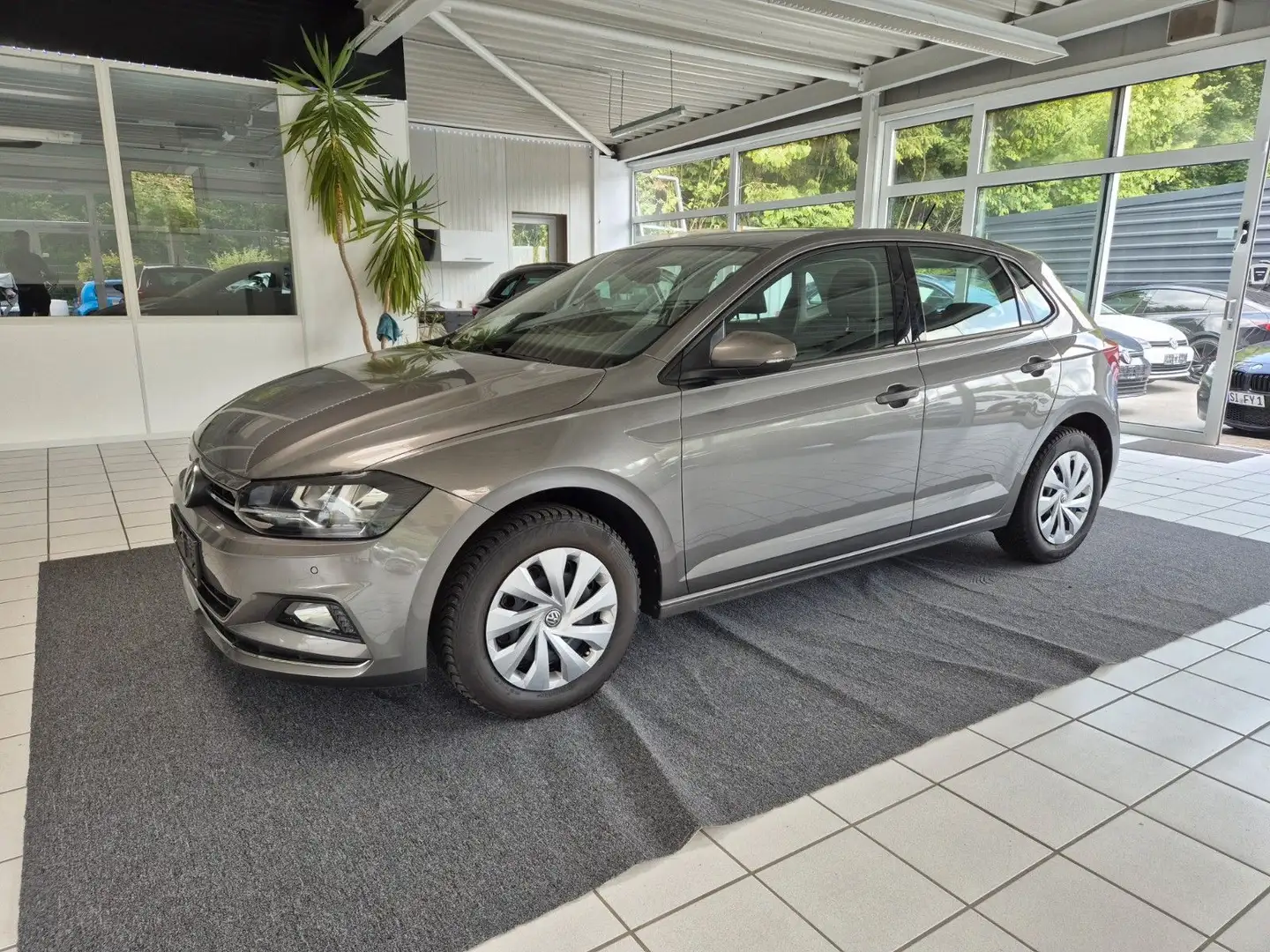 Volkswagen Polo VI Highline*PDC*KLIMA*SHZ*5TRG.*1HAND* Gris - 1