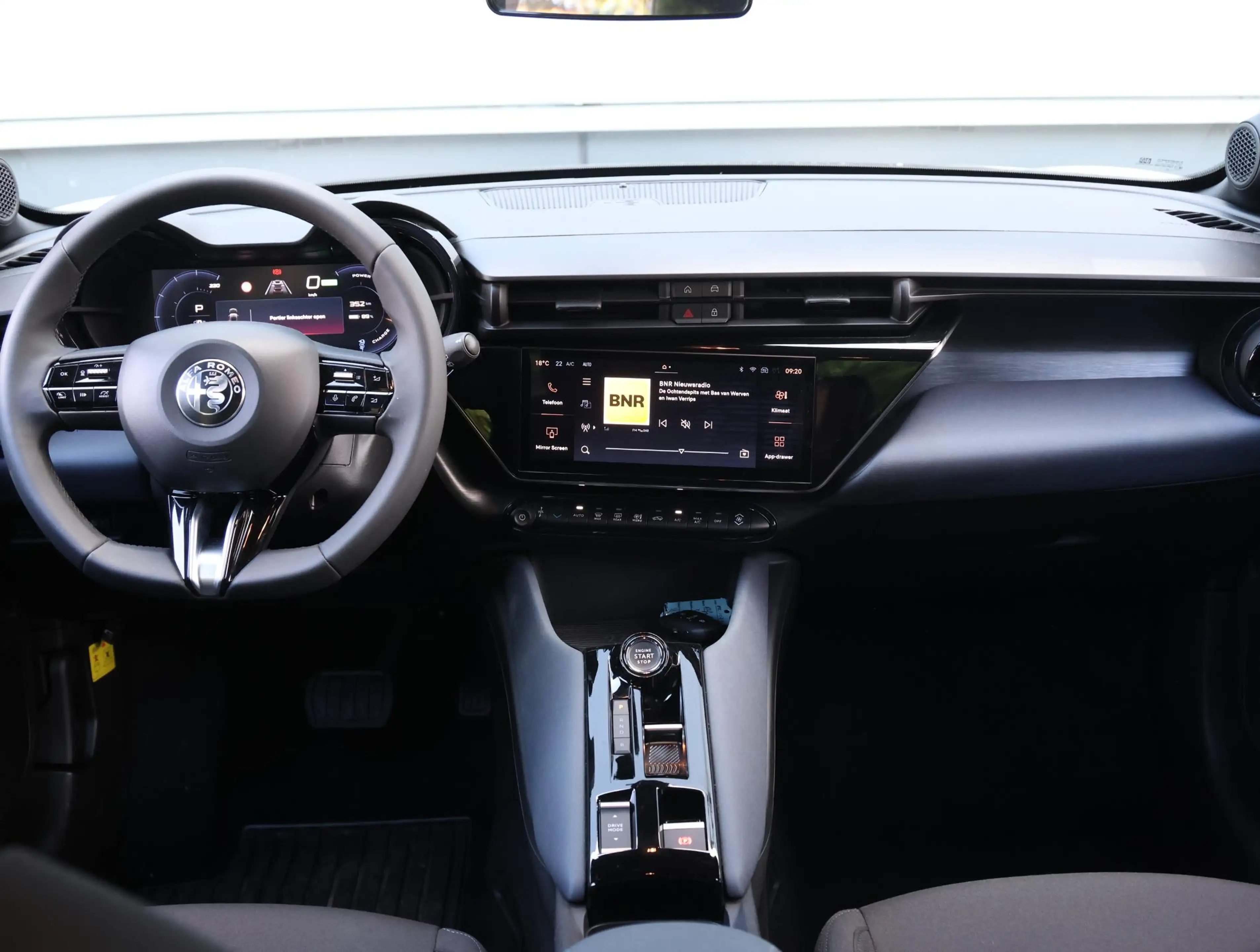 Alfa Romeo Junior Elettrica 54 kWh | ACCU 97,4% | Apple Carplay / An — photo 14