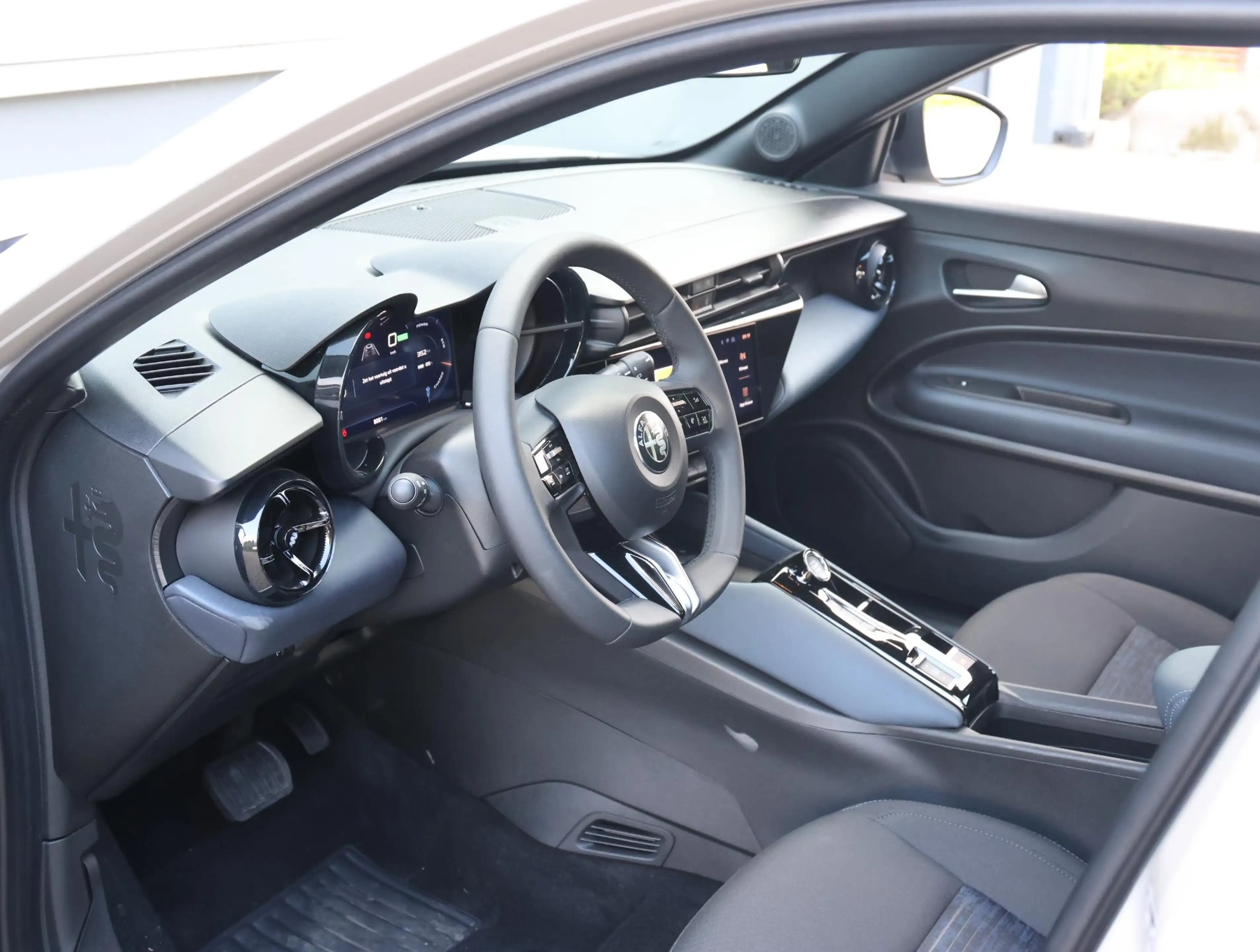 Alfa Romeo Junior Elettrica 54 kWh | ACCU 97,4% | Apple Carplay / An — photo 12