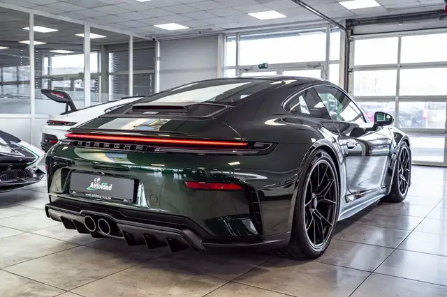 Porsche 911 view 10