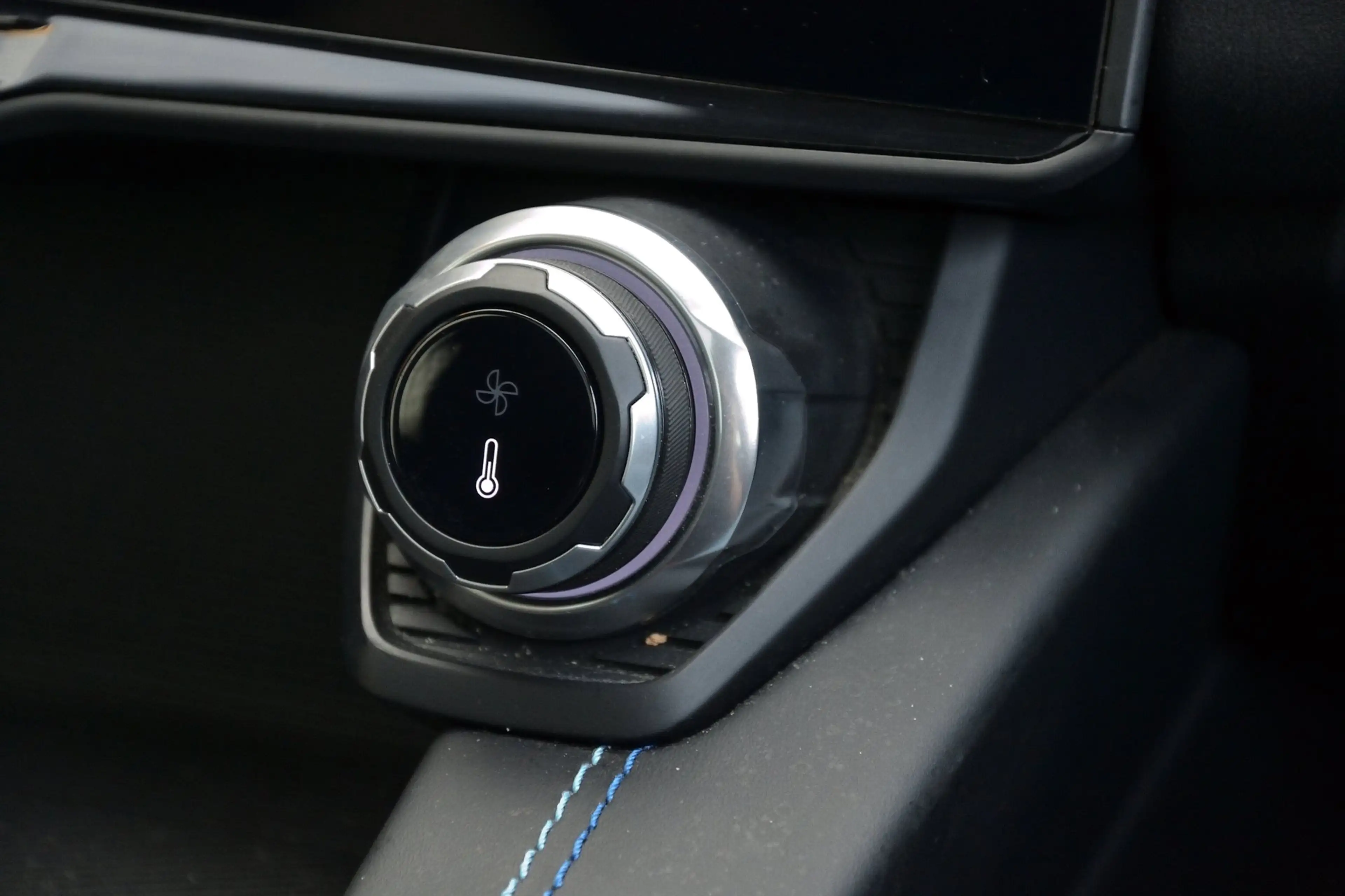 Lynk & Co 01 1.5 Plug-In Hybrid | Full Black | Panoramadak | In — photo 19