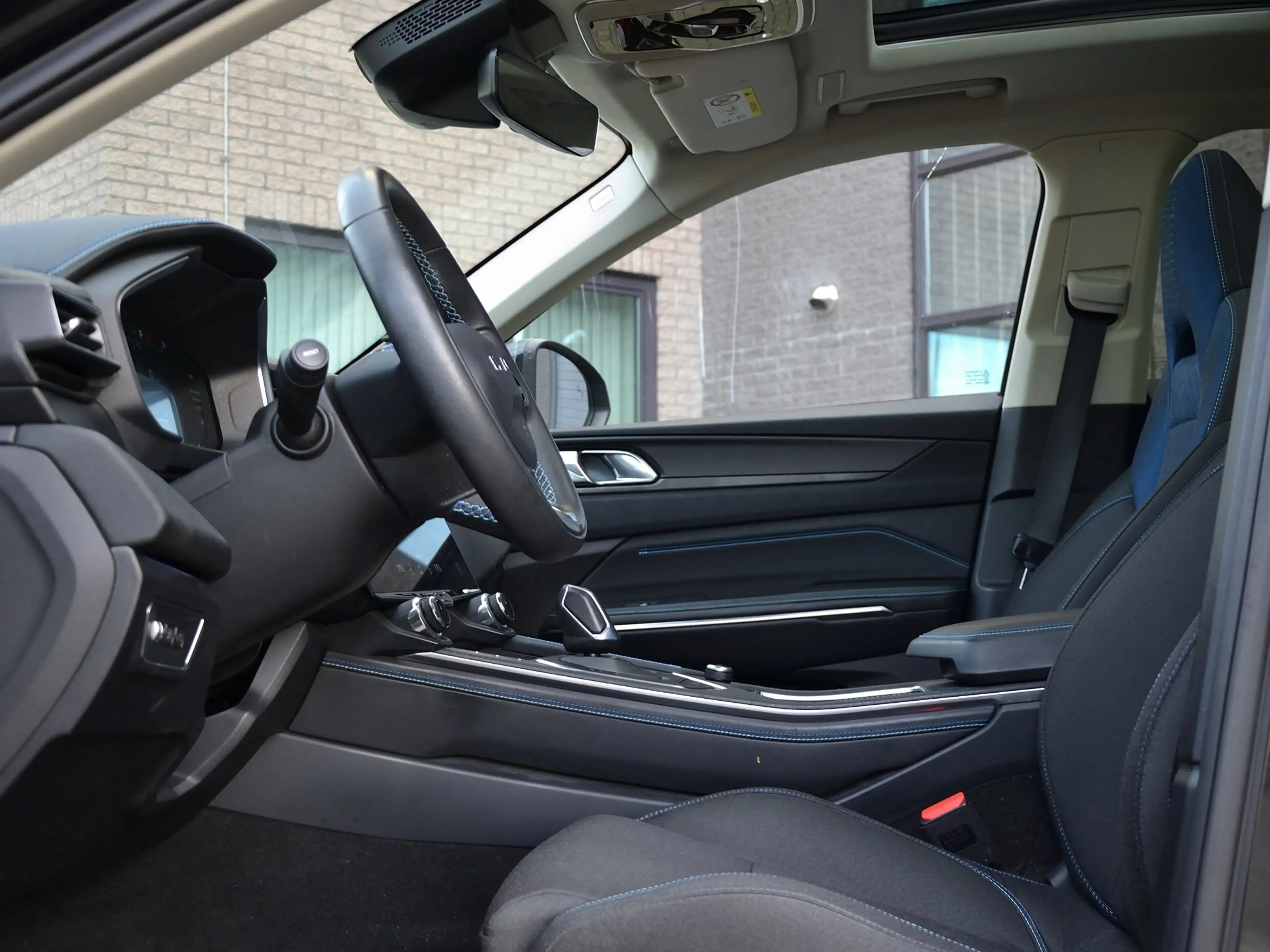 Lynk & Co 01 1.5 Plug-In Hybrid | Full Black | Panoramadak | In — photo 8