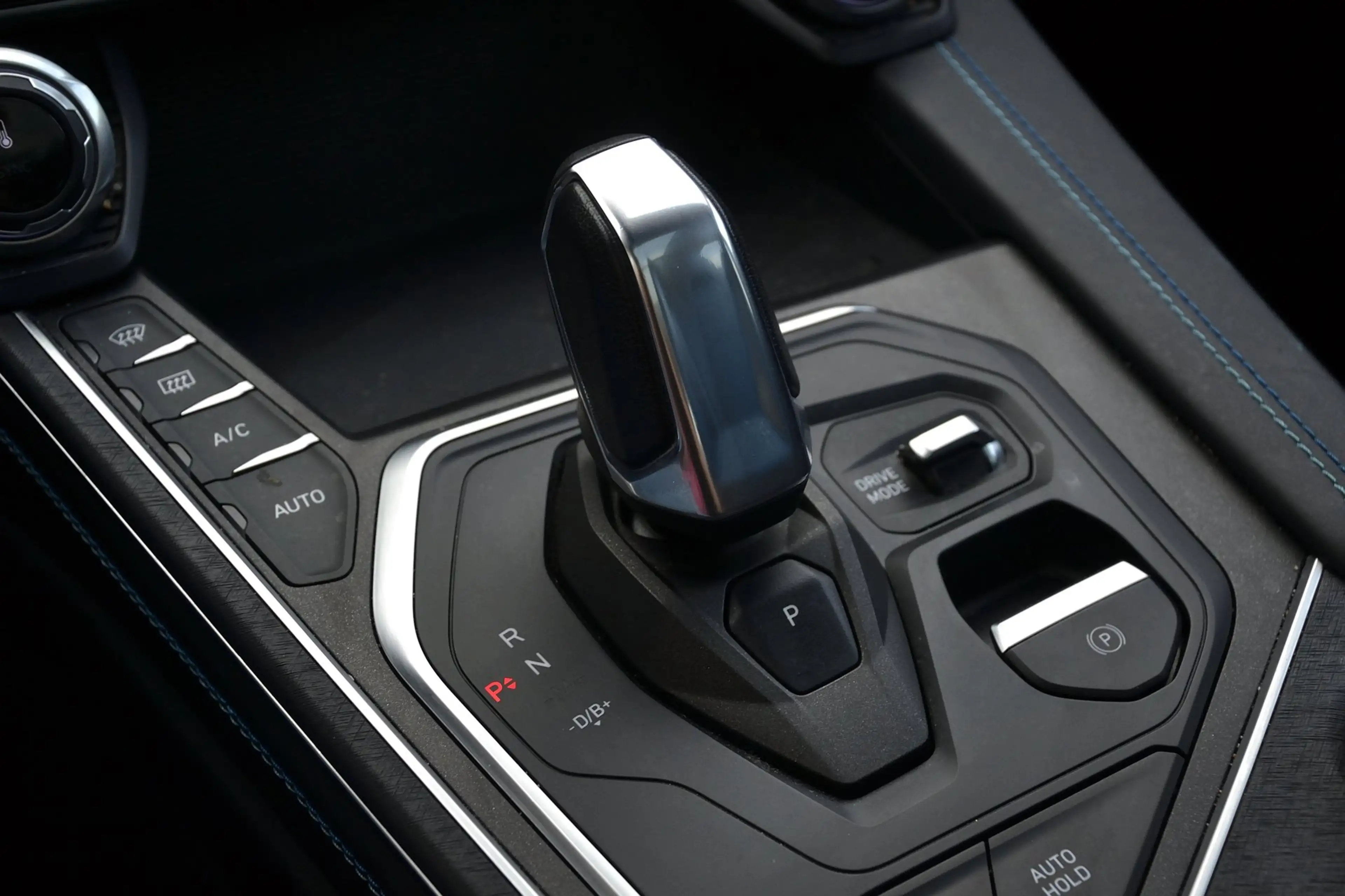 Lynk & Co 01 1.5 Plug-In Hybrid | Full Black | Panoramadak | In — photo 13