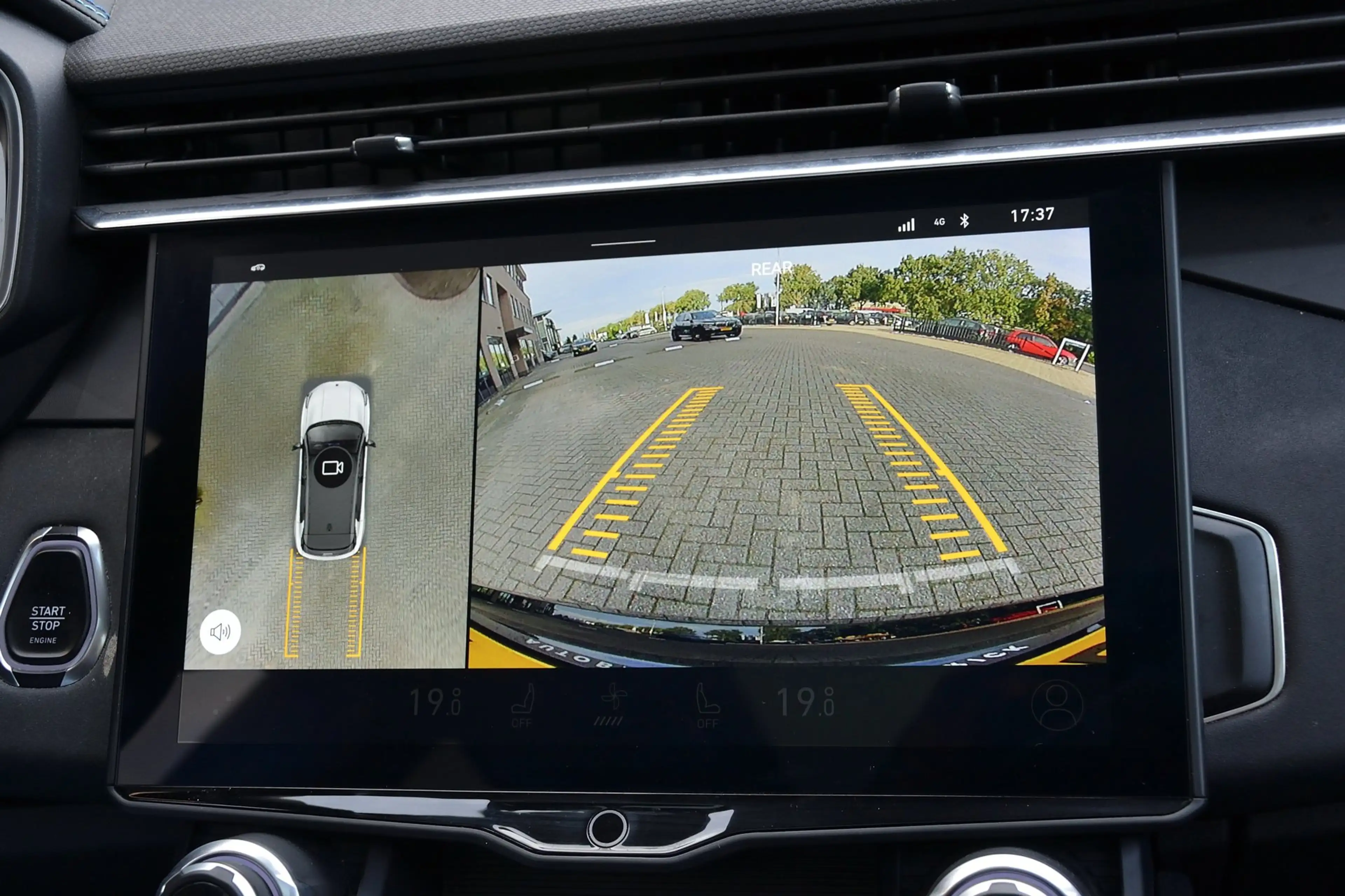 Lynk & Co 01 1.5 Plug-In Hybrid | Full Black | Panoramadak | In — photo 18
