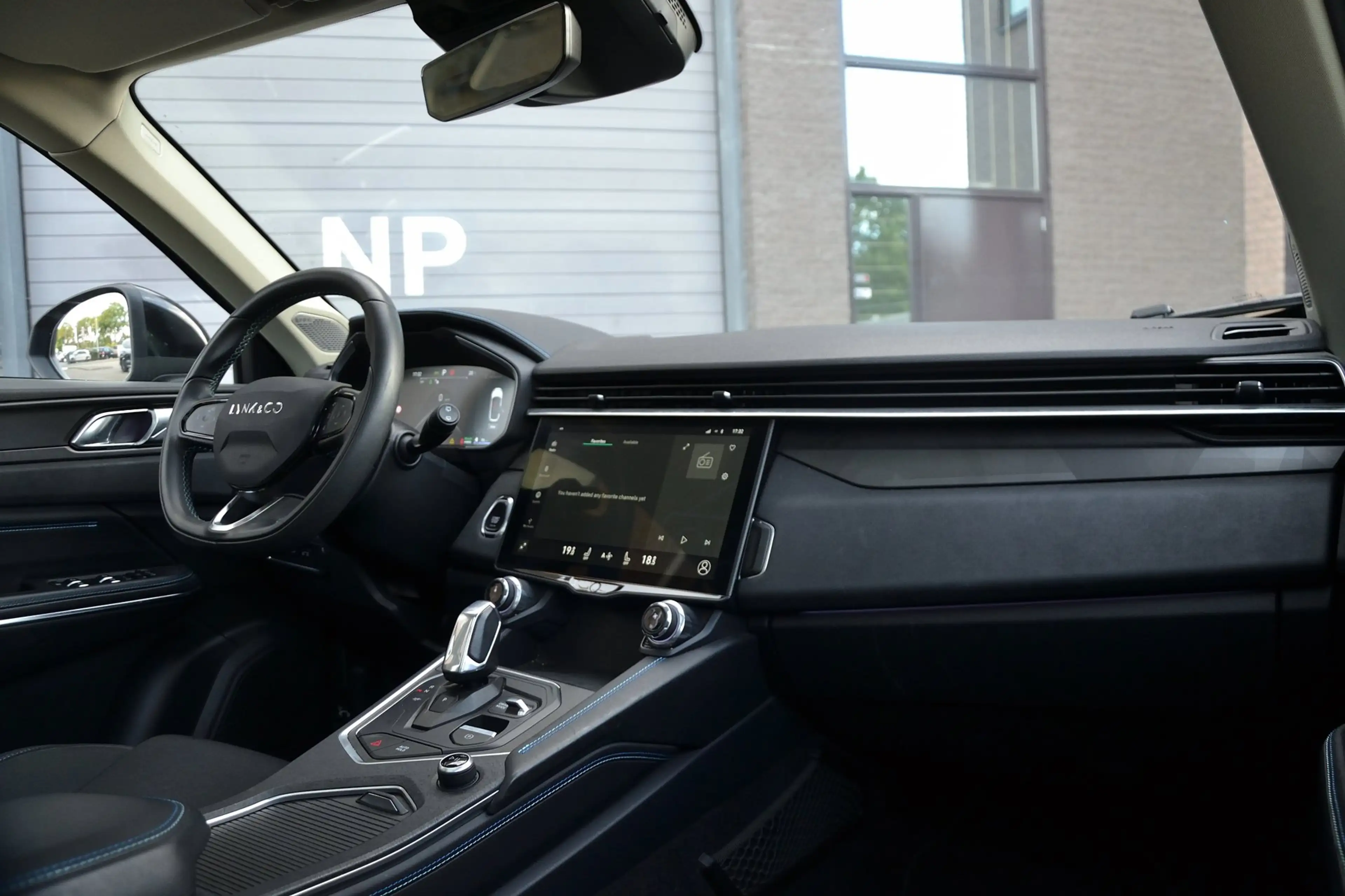Lynk & Co 01 1.5 Plug-In Hybrid | Full Black | Panoramadak | In — photo 11