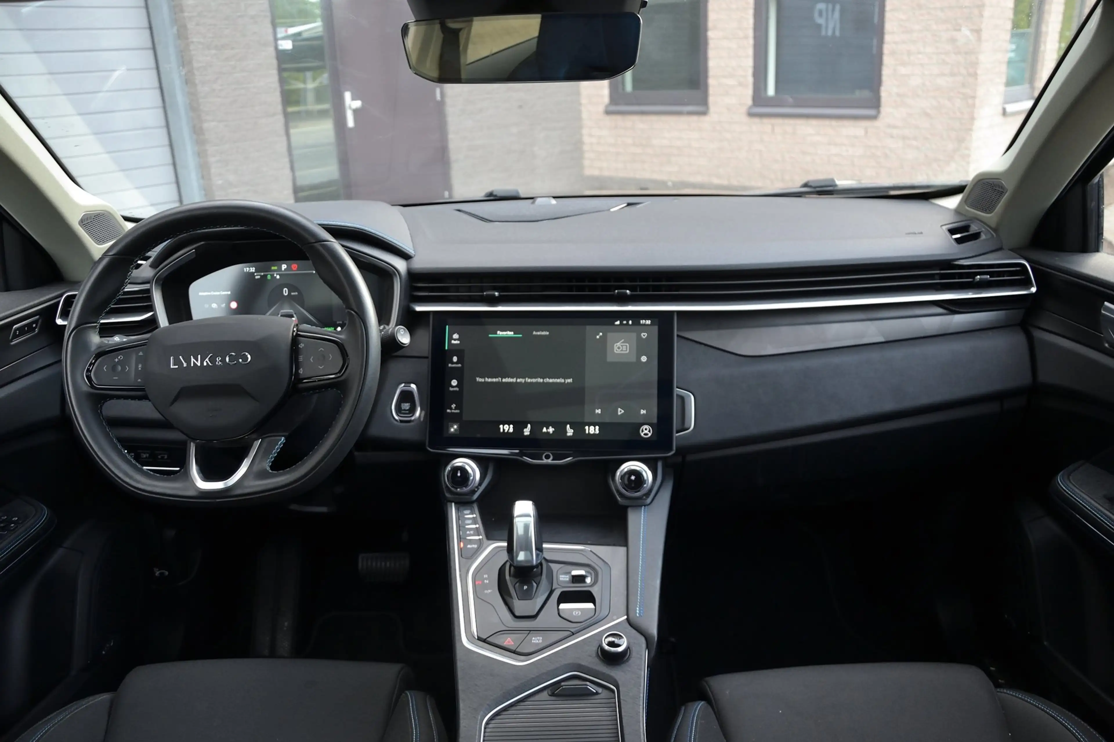 Lynk & Co 01 1.5 Plug-In Hybrid | Full Black | Panoramadak | In — photo 9