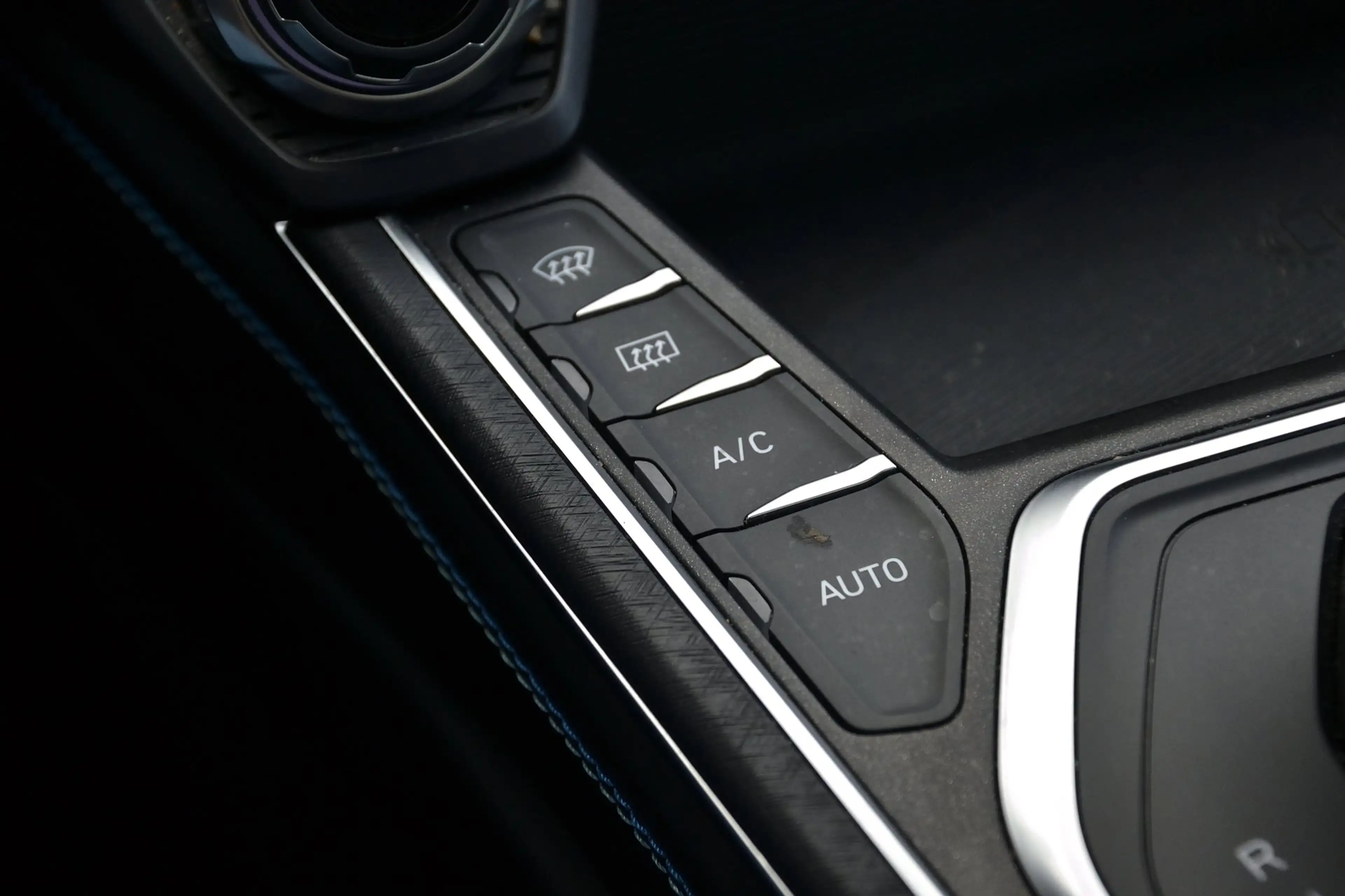 Lynk & Co 01 1.5 Plug-In Hybrid | Full Black | Panoramadak | In — photo 22